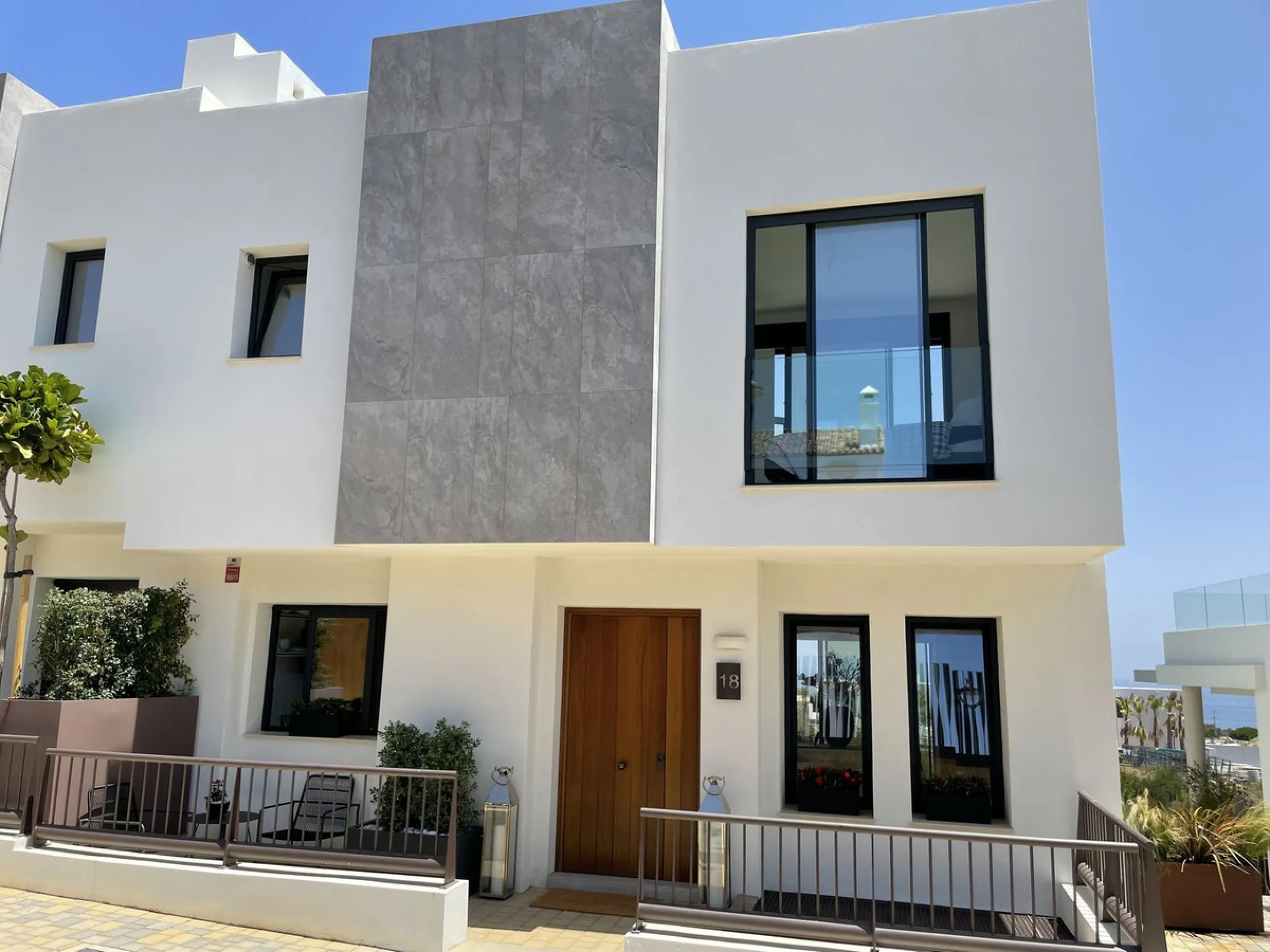 The Cape is an innovative residential project in Cabopino. This seaside wonder is located in the municipality of Marbella (Malaga), one of the most beautiful spots on Costa del Sol. The house is situated in a frontline golf, has 3 bedrooms all with en-sui