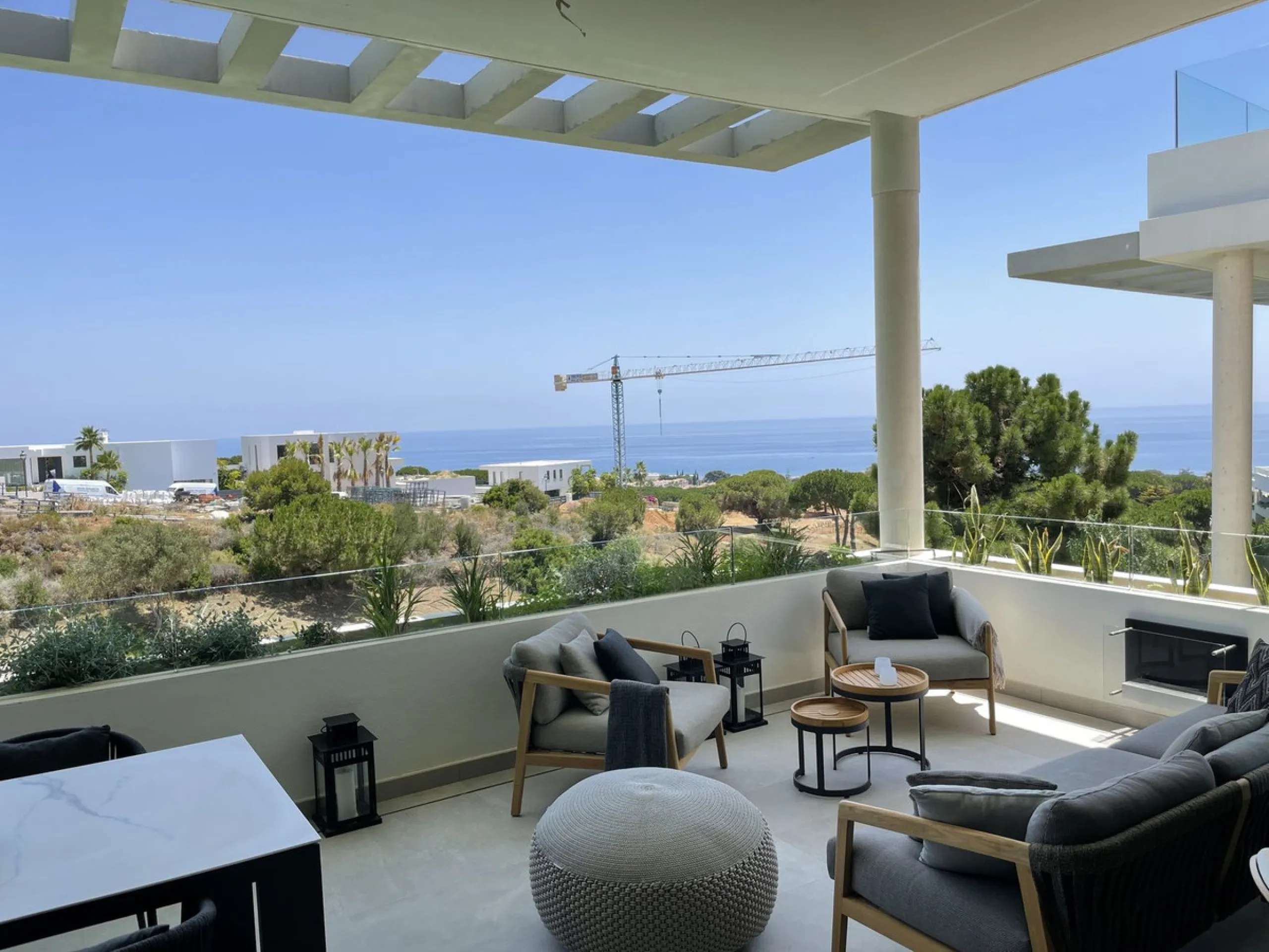 The Cape is an innovative residential project in Cabopino. This seaside wonder is located in the municipality of Marbella (Malaga), one of the most beautiful spots on Costa del Sol. The house is situated in a frontline golf, has 3 bedrooms all with en-sui