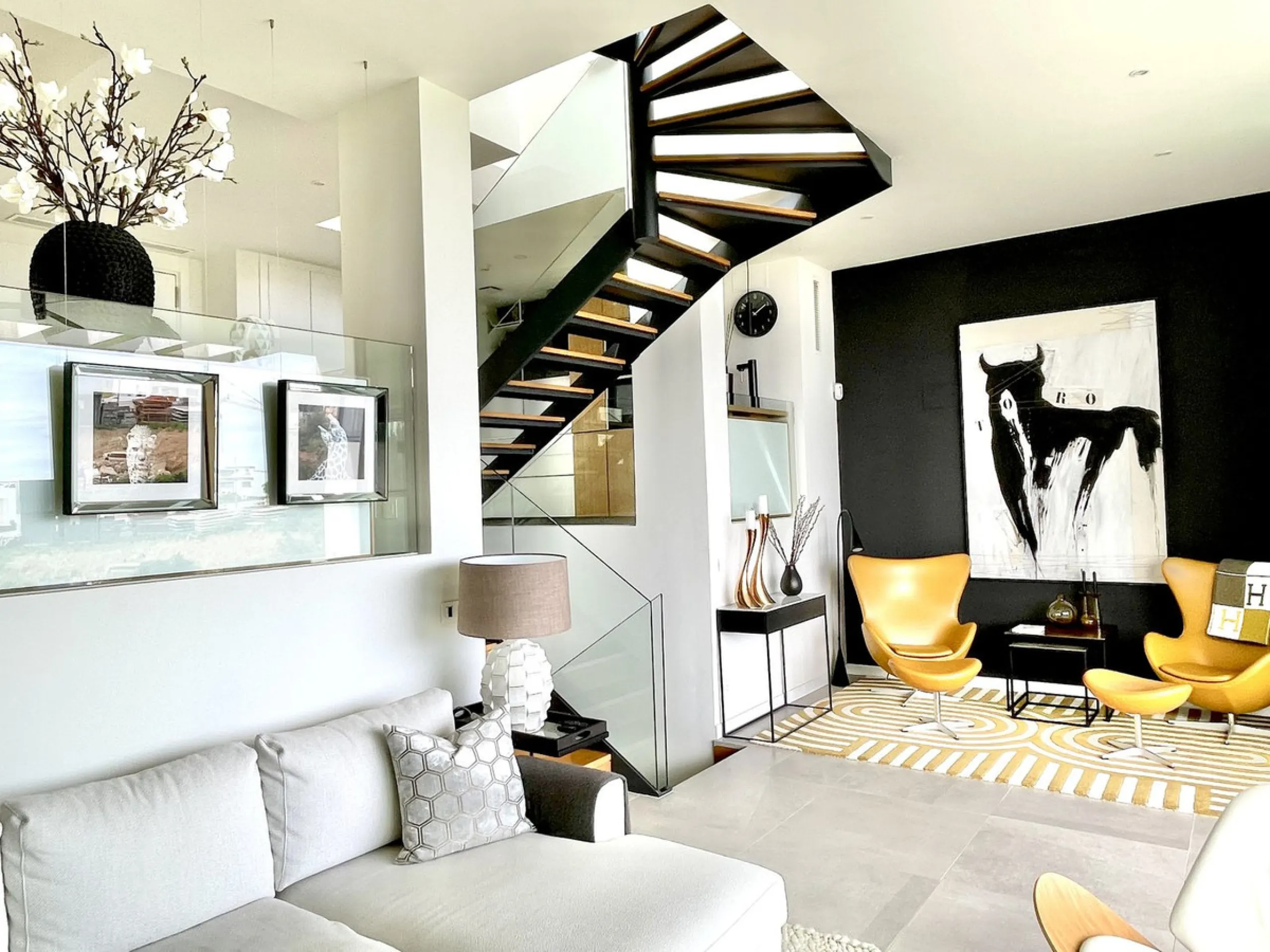 The Cape is an innovative residential project in Cabopino. This seaside wonder is located in the municipality of Marbella (Malaga), one of the most beautiful spots on Costa del Sol. The house is situated in a frontline golf, has 3 bedrooms all with en-sui