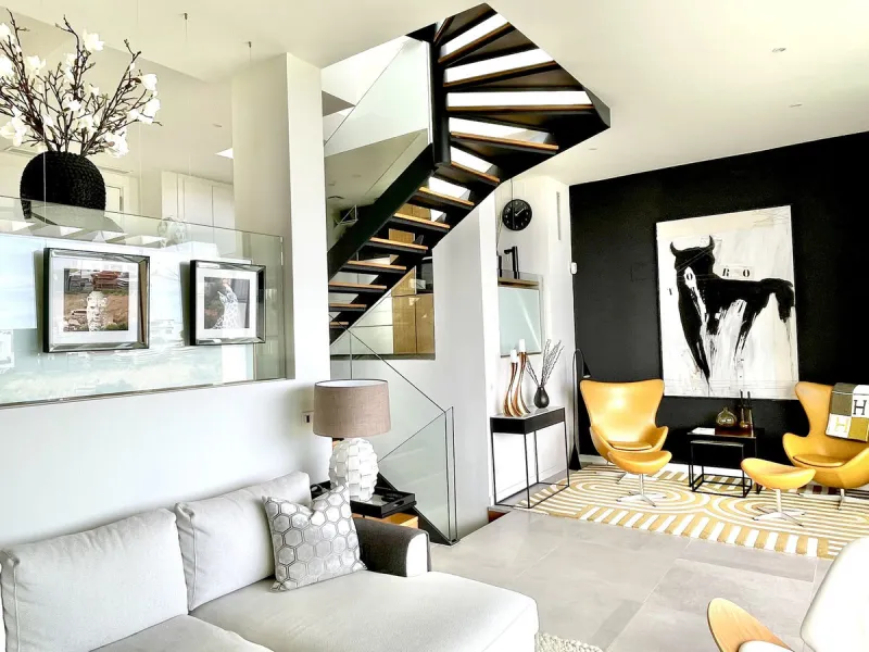 The Cape is an innovative residential project in Cabopino. This seaside wonder is located in the municipality of Marbella (Malaga), one of the most beautiful spots on Costa del Sol. The house is situated in a frontline golf, has 3 bedrooms all with en-sui