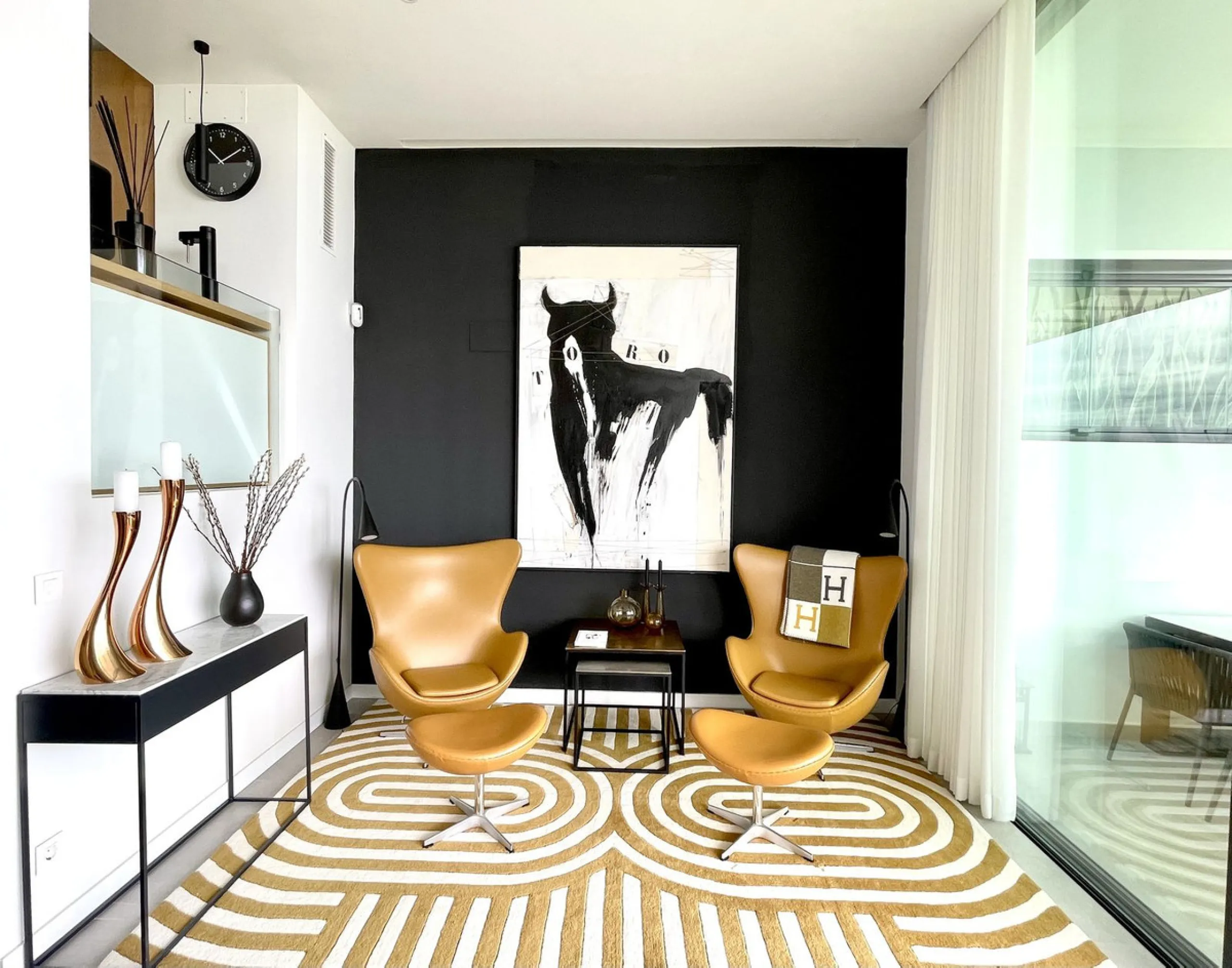 The Cape is an innovative residential project in Cabopino. This seaside wonder is located in the municipality of Marbella (Malaga), one of the most beautiful spots on Costa del Sol. The house is situated in a frontline golf, has 3 bedrooms all with en-sui