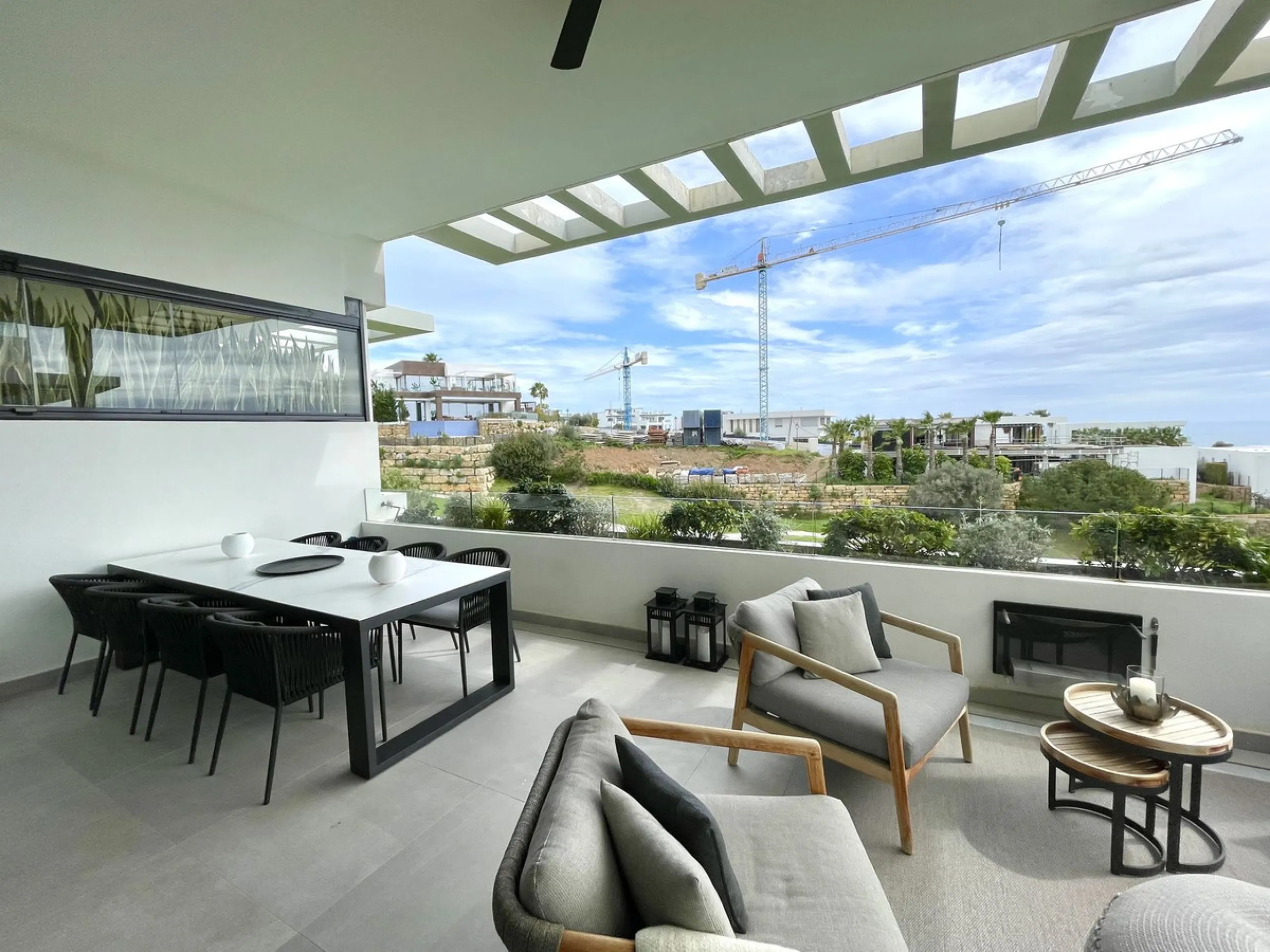 The Cape is an innovative residential project in Cabopino. This seaside wonder is located in the municipality of Marbella (Malaga), one of the most beautiful spots on Costa del Sol. The house is situated in a frontline golf, has 3 bedrooms all with en-sui