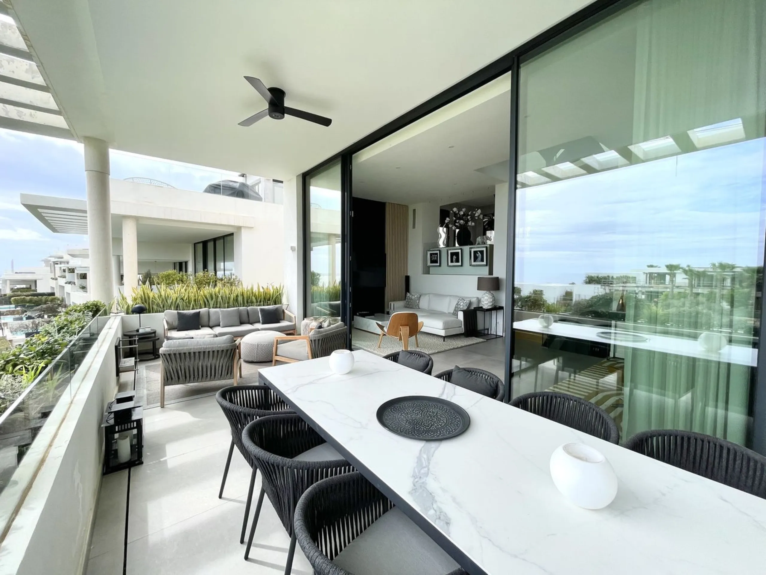 The Cape is an innovative residential project in Cabopino. This seaside wonder is located in the municipality of Marbella (Malaga), one of the most beautiful spots on Costa del Sol. The house is situated in a frontline golf, has 3 bedrooms all with en-sui