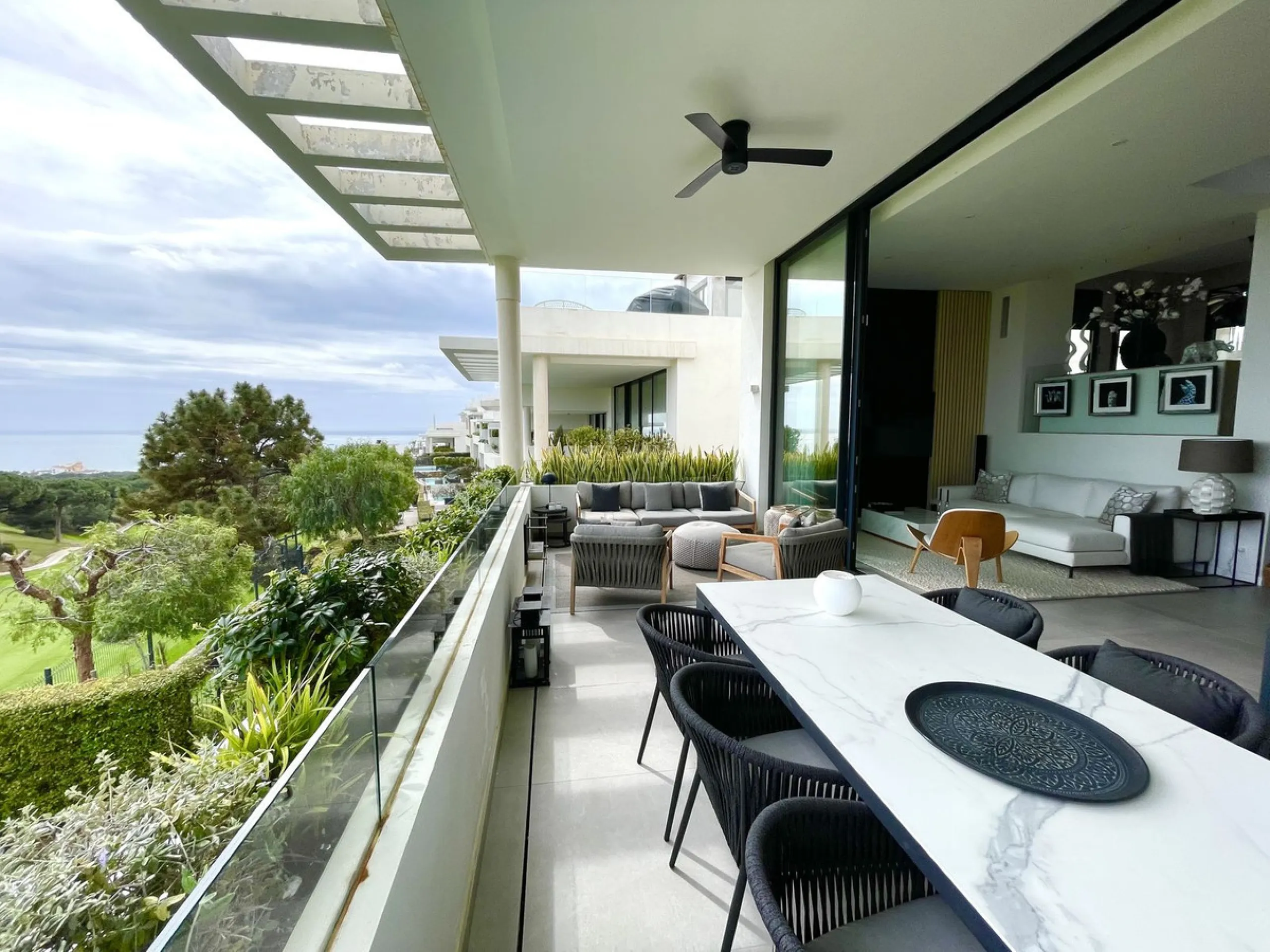 The Cape is an innovative residential project in Cabopino. This seaside wonder is located in the municipality of Marbella (Malaga), one of the most beautiful spots on Costa del Sol. The house is situated in a frontline golf, has 3 bedrooms all with en-sui