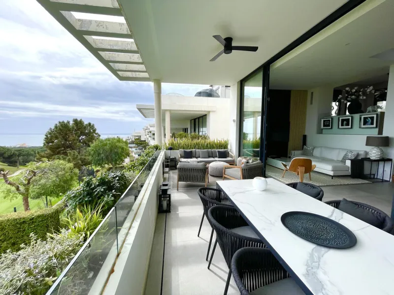 The Cape is an innovative residential project in Cabopino. This seaside wonder is located in the municipality of Marbella (Malaga), one of the most beautiful spots on Costa del Sol. The house is situated in a frontline golf, has 3 bedrooms all with en-sui