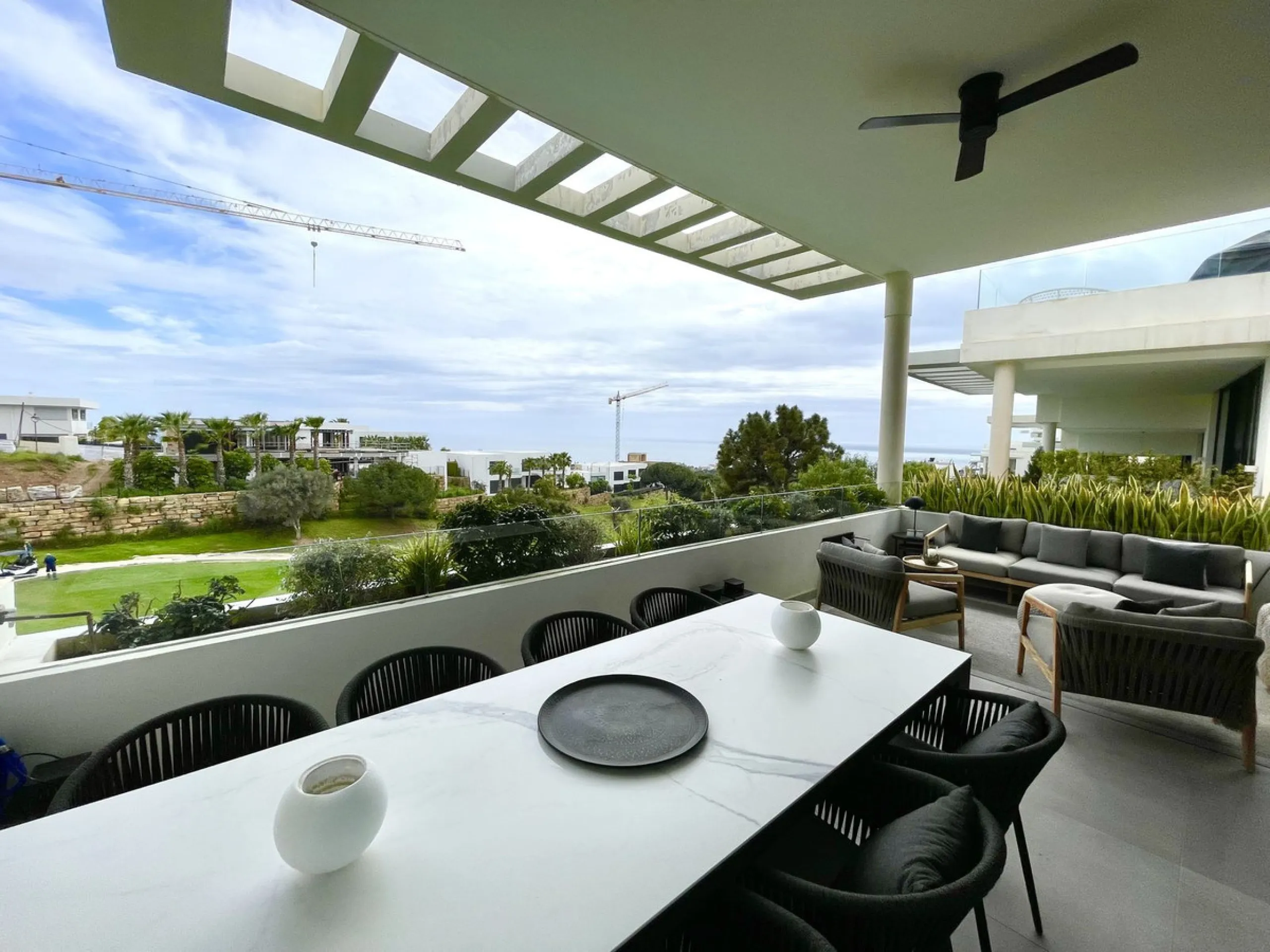 The Cape is an innovative residential project in Cabopino. This seaside wonder is located in the municipality of Marbella (Malaga), one of the most beautiful spots on Costa del Sol. The house is situated in a frontline golf, has 3 bedrooms all with en-sui