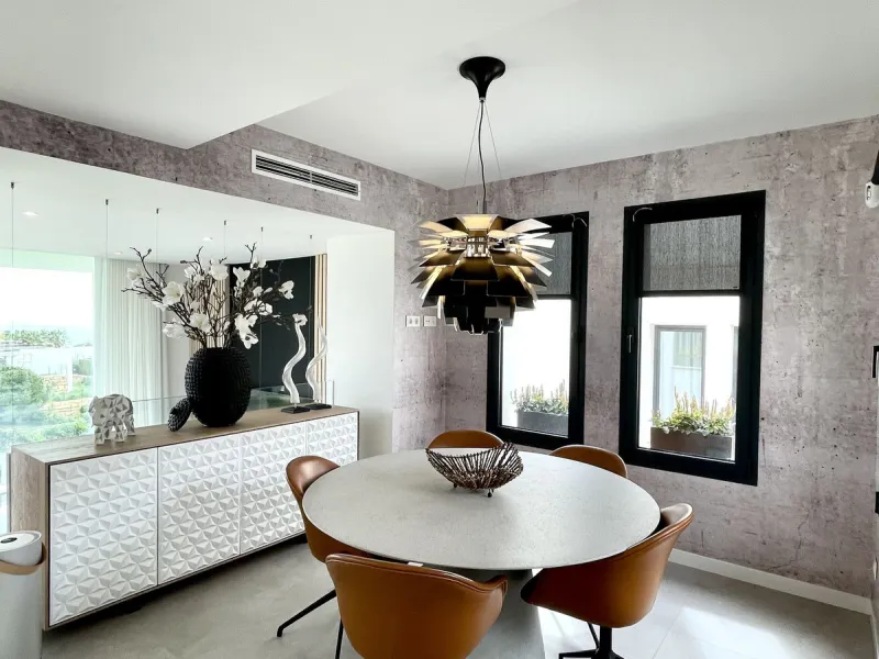 The Cape is an innovative residential project in Cabopino. This seaside wonder is located in the municipality of Marbella (Malaga), one of the most beautiful spots on Costa del Sol. The house is situated in a frontline golf, has 3 bedrooms all with en-sui