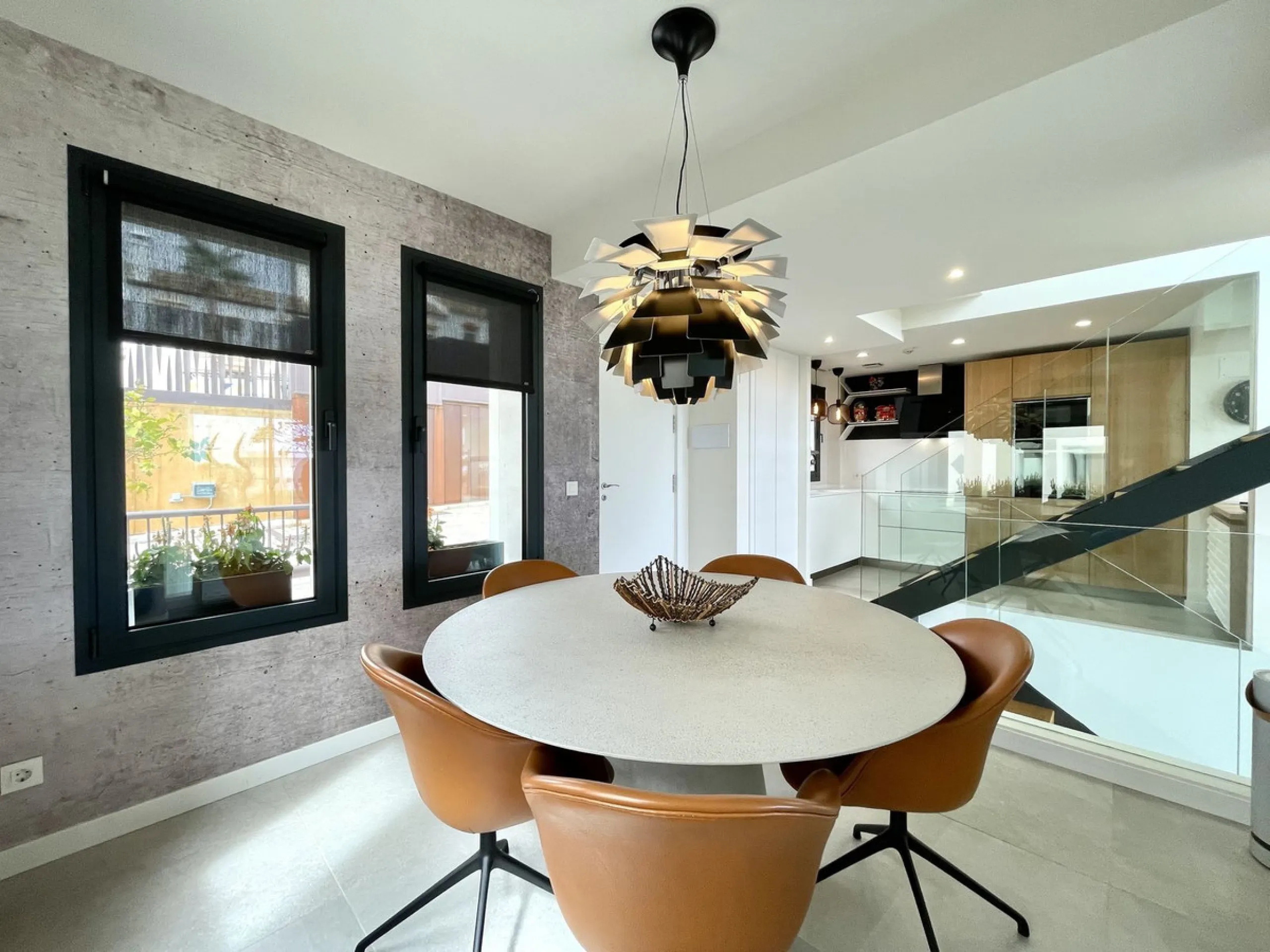 The Cape is an innovative residential project in Cabopino. This seaside wonder is located in the municipality of Marbella (Malaga), one of the most beautiful spots on Costa del Sol. The house is situated in a frontline golf, has 3 bedrooms all with en-sui