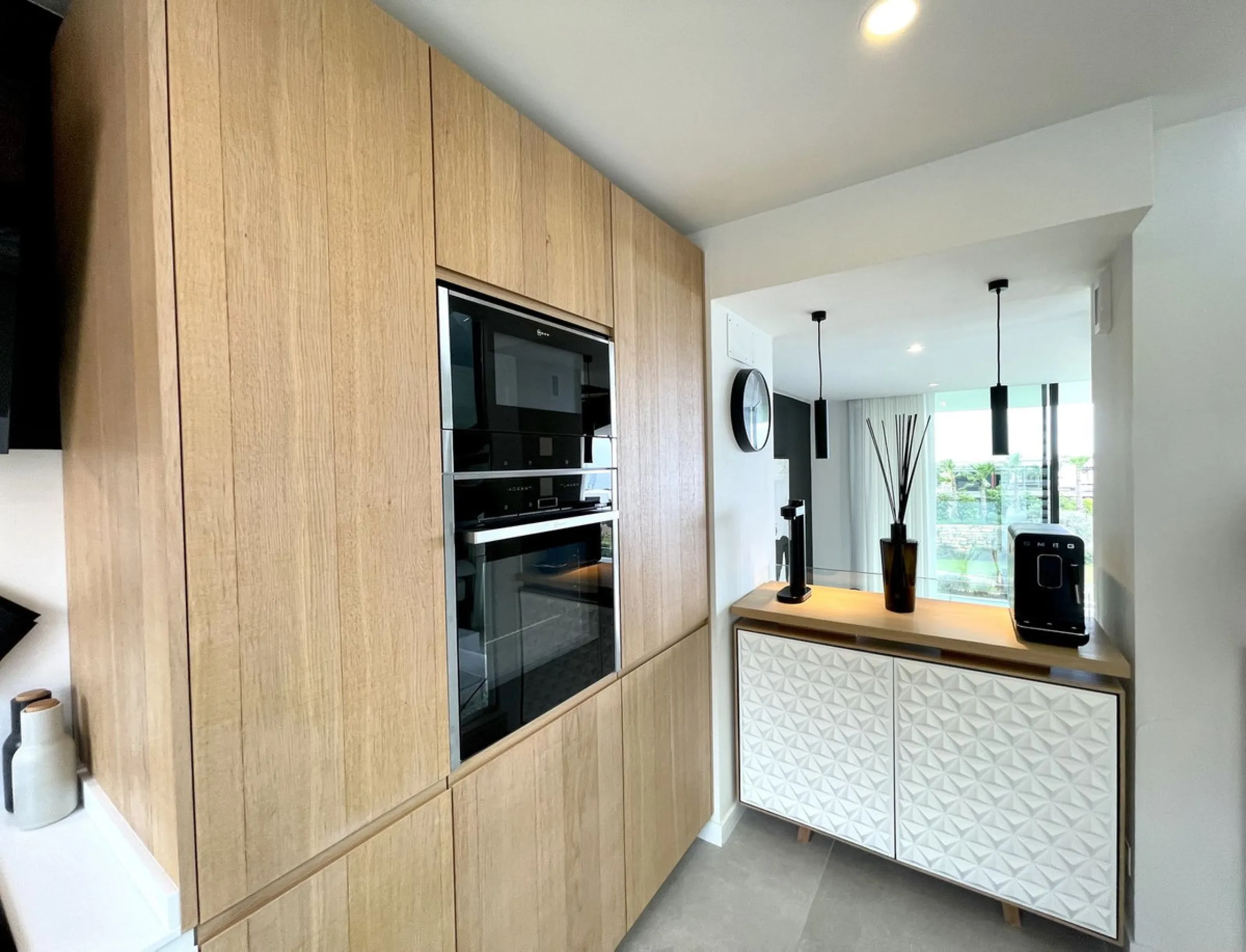 The Cape is an innovative residential project in Cabopino. This seaside wonder is located in the municipality of Marbella (Malaga), one of the most beautiful spots on Costa del Sol. The house is situated in a frontline golf, has 3 bedrooms all with en-sui