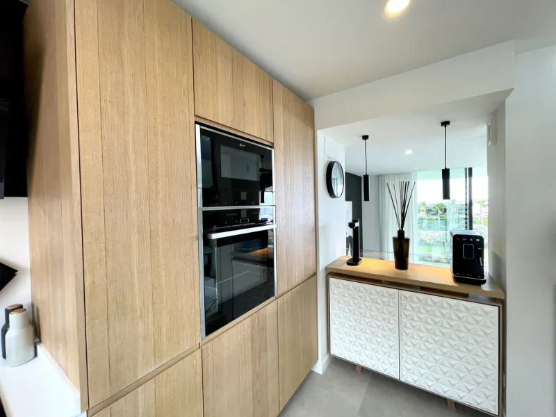 The Cape is an innovative residential project in Cabopino. This seaside wonder is located in the municipality of Marbella (Malaga), one of the most beautiful spots on Costa del Sol. The house is situated in a frontline golf, has 3 bedrooms all with en-sui