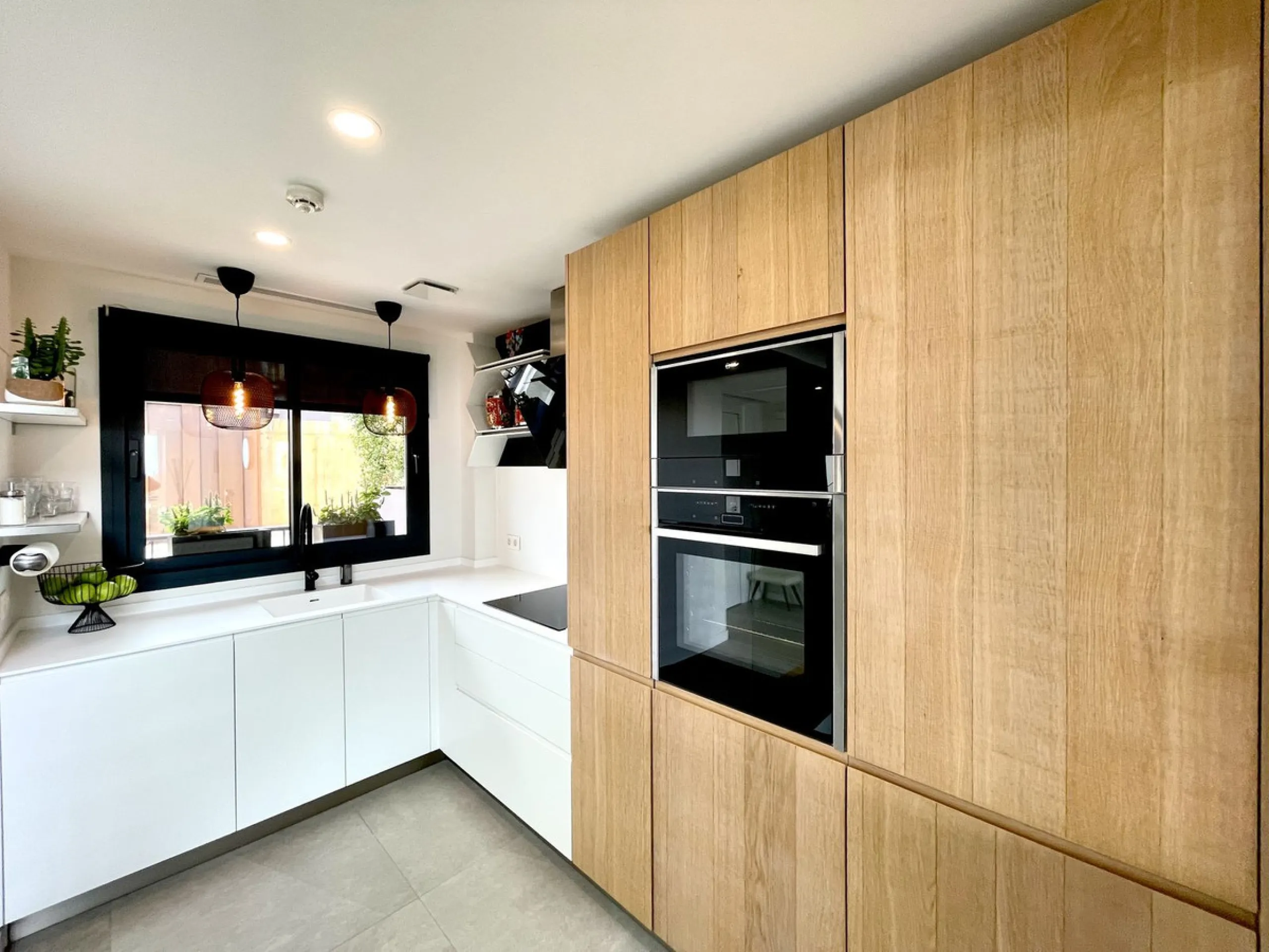 The Cape is an innovative residential project in Cabopino. This seaside wonder is located in the municipality of Marbella (Malaga), one of the most beautiful spots on Costa del Sol. The house is situated in a frontline golf, has 3 bedrooms all with en-sui