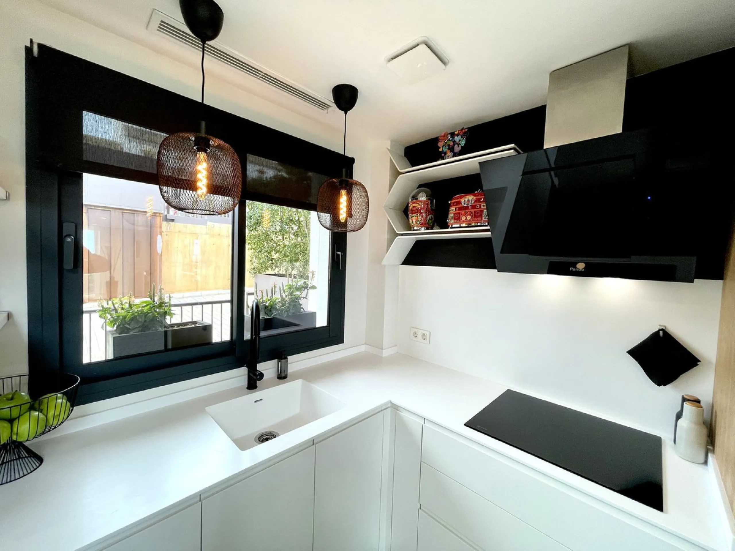 The Cape is an innovative residential project in Cabopino. This seaside wonder is located in the municipality of Marbella (Malaga), one of the most beautiful spots on Costa del Sol. The house is situated in a frontline golf, has 3 bedrooms all with en-sui