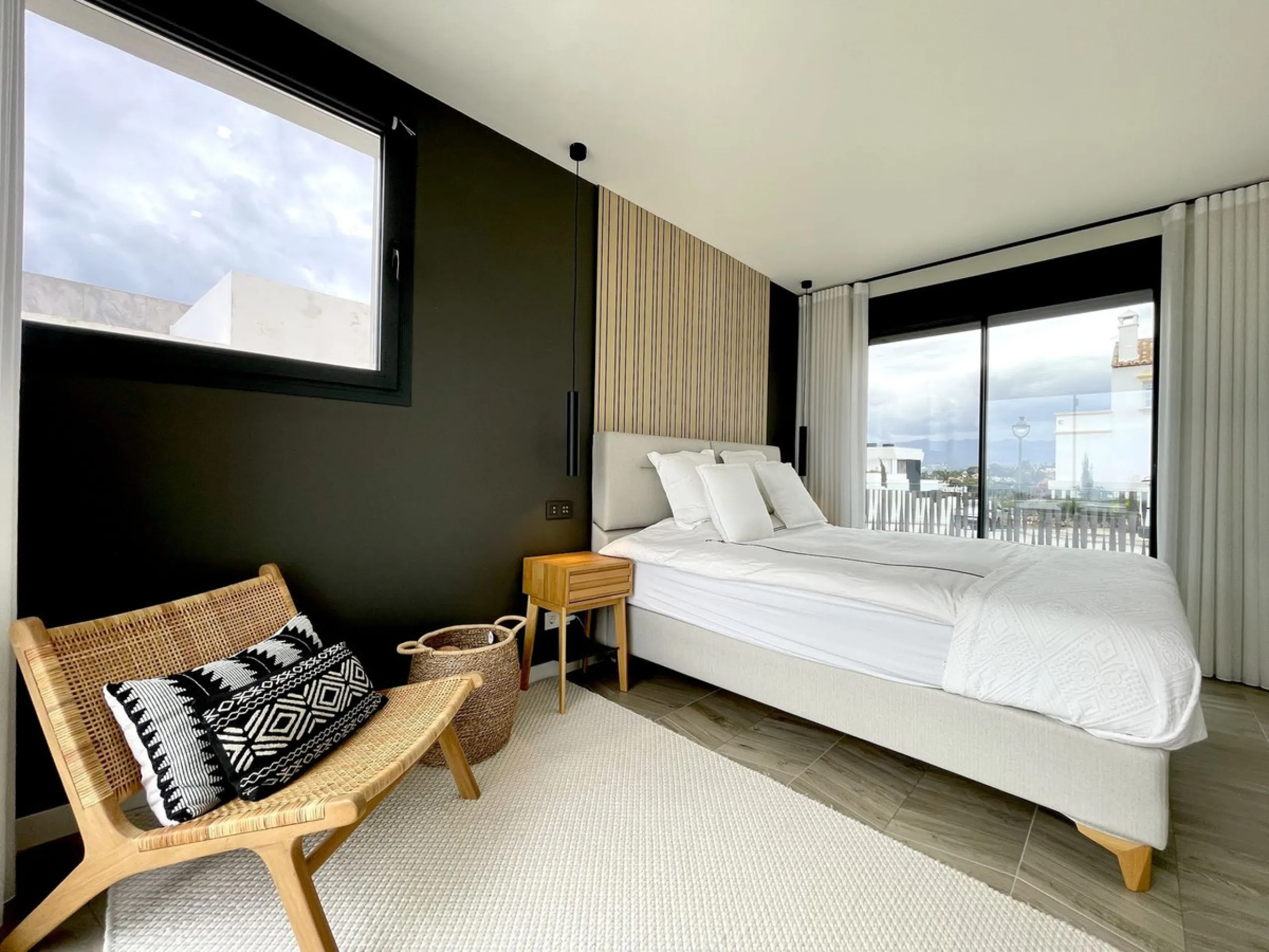 The Cape is an innovative residential project in Cabopino. This seaside wonder is located in the municipality of Marbella (Malaga), one of the most beautiful spots on Costa del Sol. The house is situated in a frontline golf, has 3 bedrooms all with en-sui