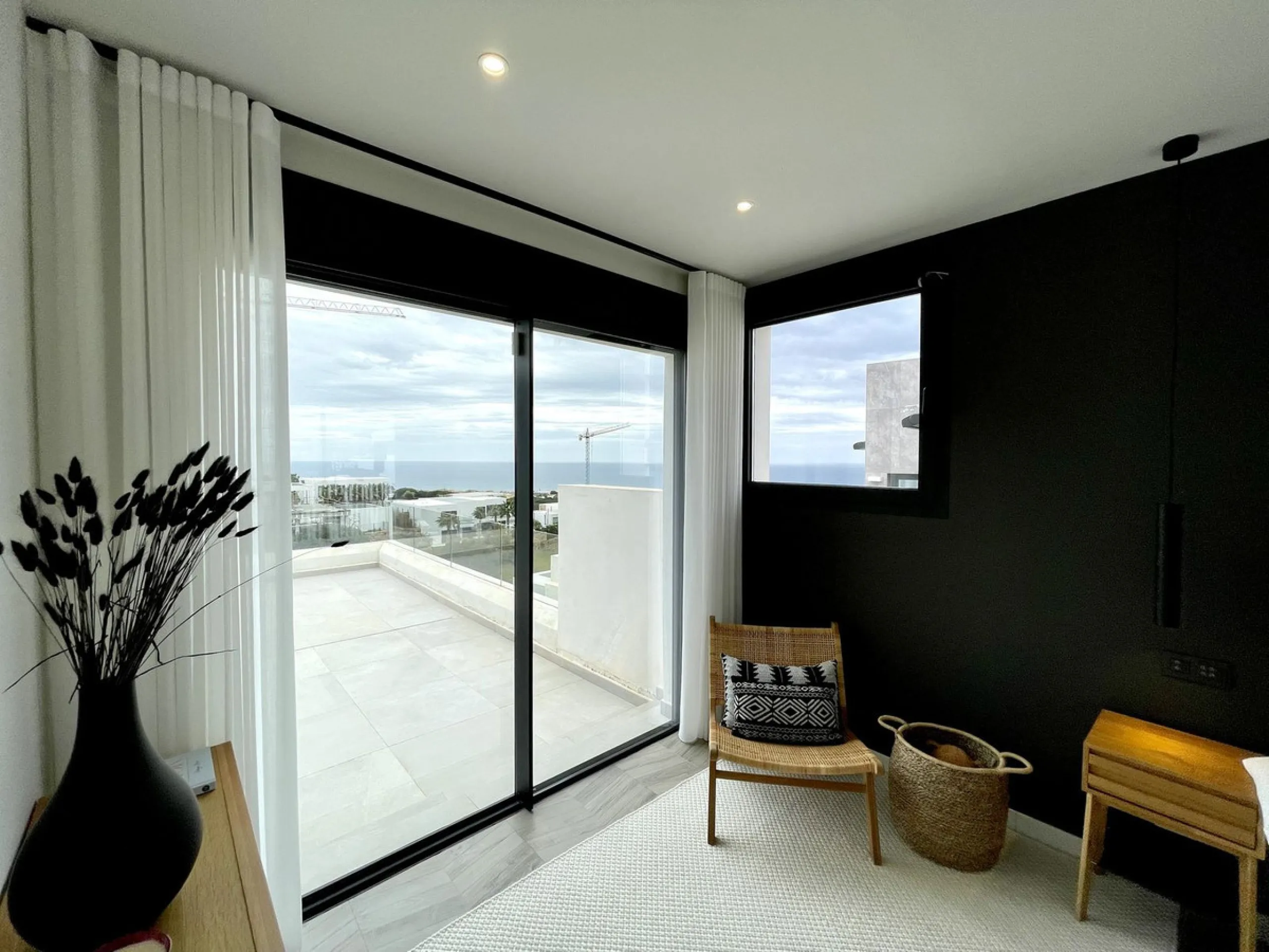 The Cape is an innovative residential project in Cabopino. This seaside wonder is located in the municipality of Marbella (Malaga), one of the most beautiful spots on Costa del Sol. The house is situated in a frontline golf, has 3 bedrooms all with en-sui