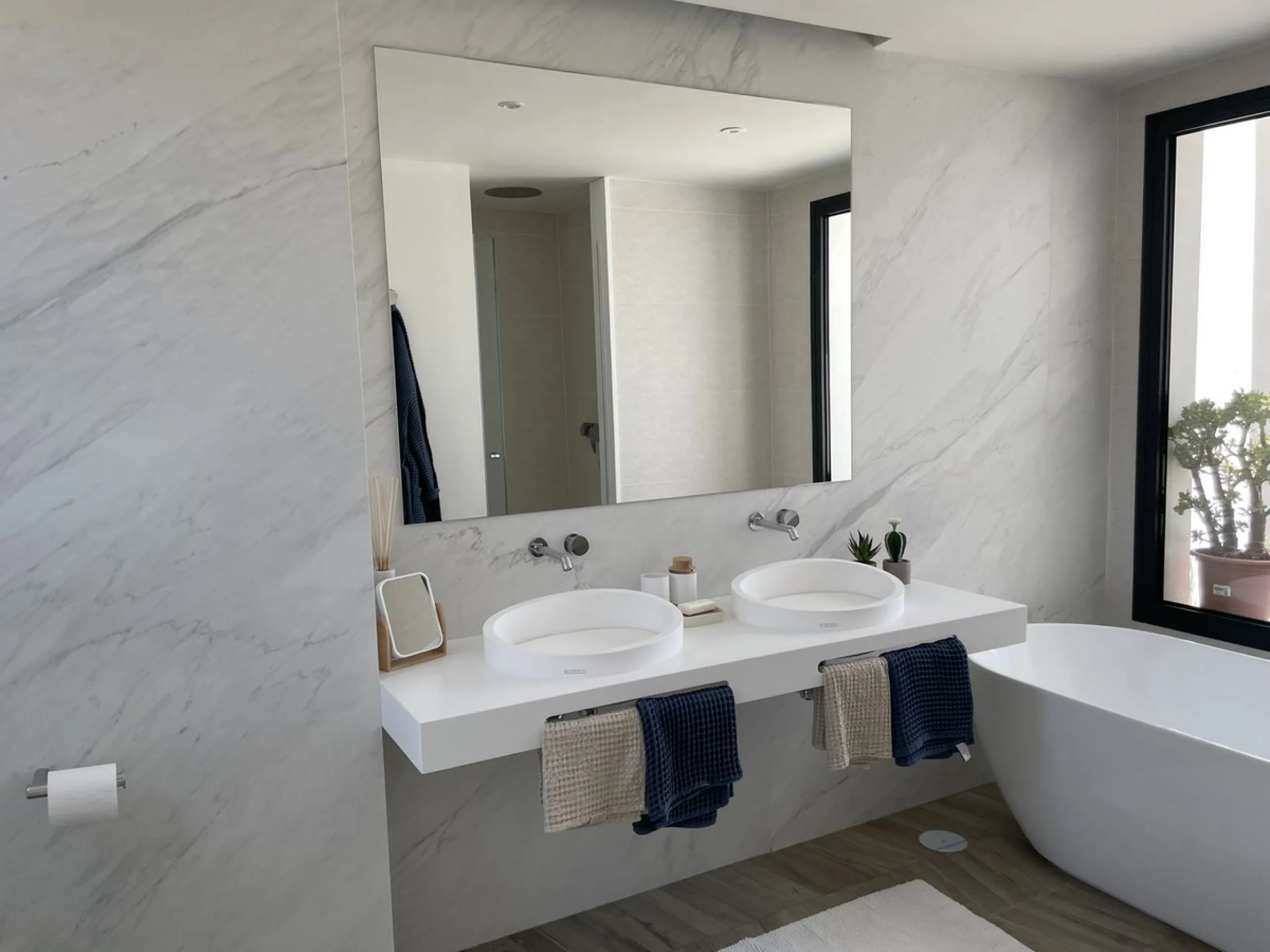 The Cape is an innovative residential project in Cabopino. This seaside wonder is located in the municipality of Marbella (Malaga), one of the most beautiful spots on Costa del Sol. The house is situated in a frontline golf, has 3 bedrooms all with en-sui