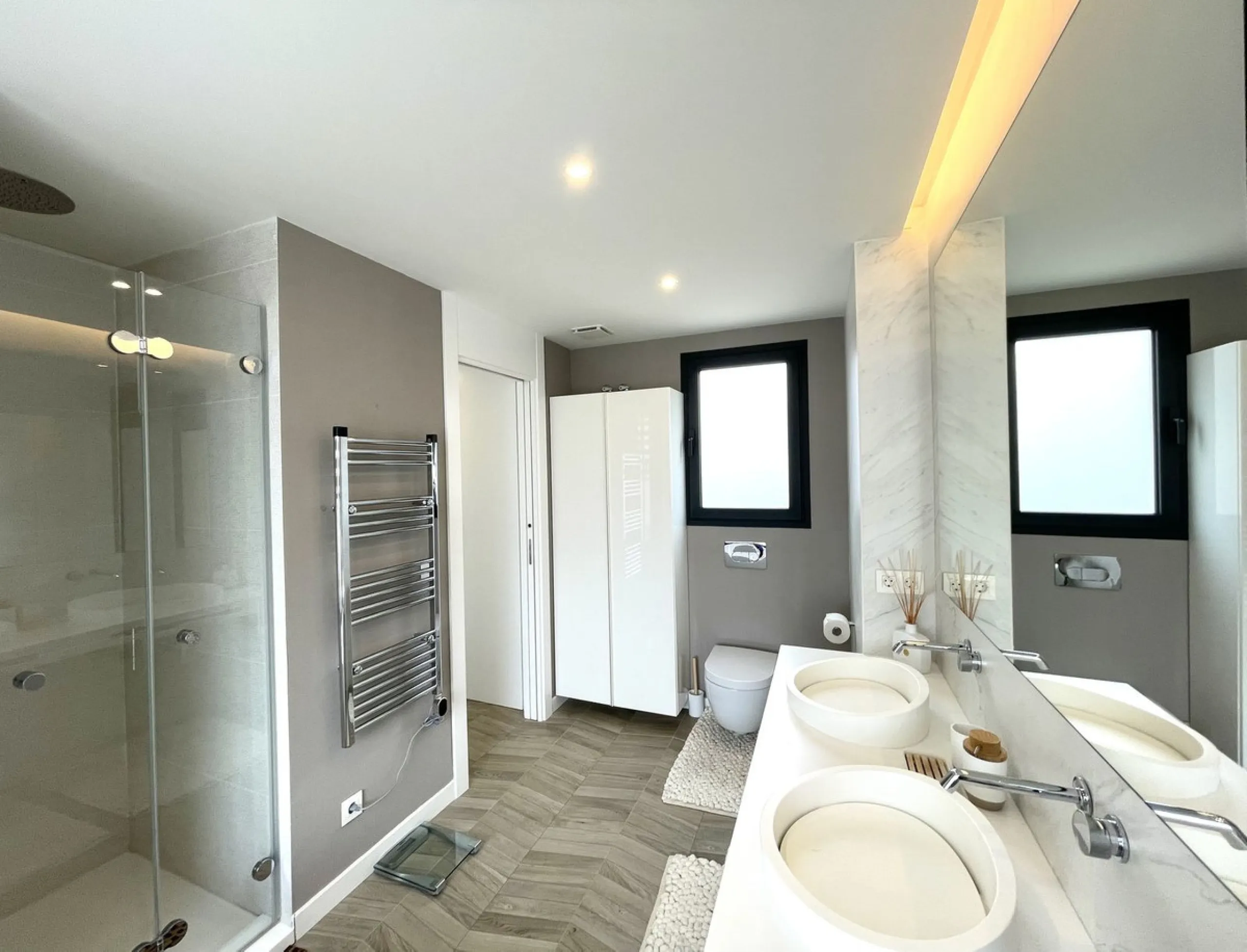The Cape is an innovative residential project in Cabopino. This seaside wonder is located in the municipality of Marbella (Malaga), one of the most beautiful spots on Costa del Sol. The house is situated in a frontline golf, has 3 bedrooms all with en-sui