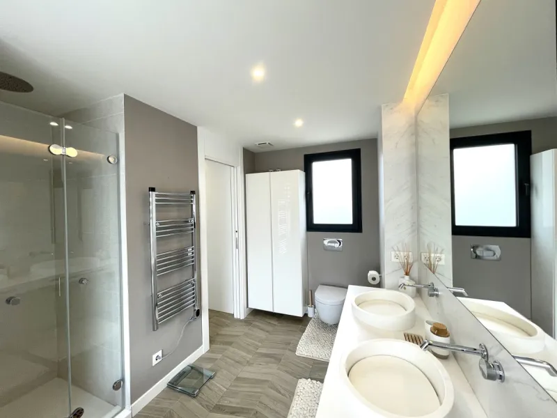The Cape is an innovative residential project in Cabopino. This seaside wonder is located in the municipality of Marbella (Malaga), one of the most beautiful spots on Costa del Sol. The house is situated in a frontline golf, has 3 bedrooms all with en-sui