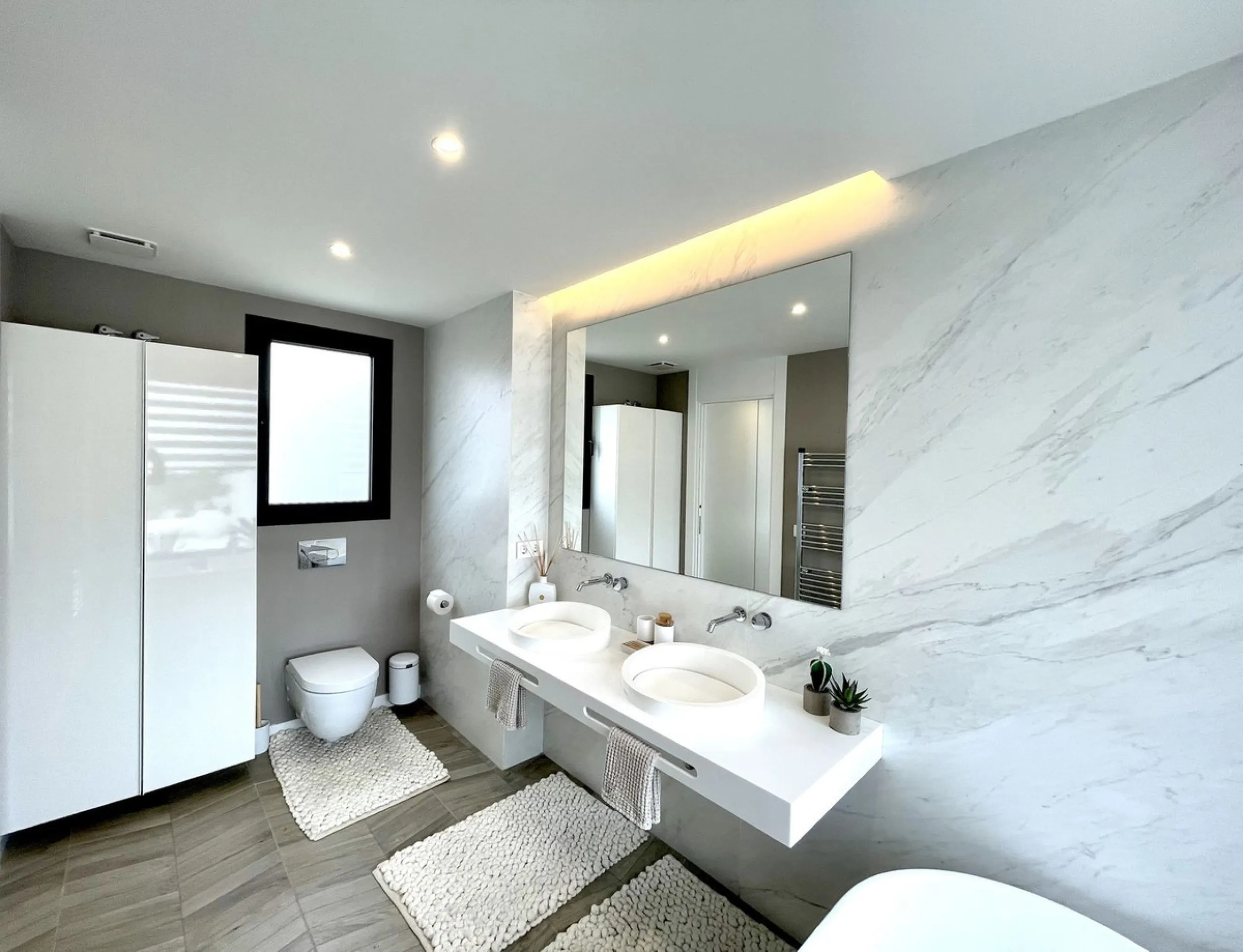 The Cape is an innovative residential project in Cabopino. This seaside wonder is located in the municipality of Marbella (Malaga), one of the most beautiful spots on Costa del Sol. The house is situated in a frontline golf, has 3 bedrooms all with en-sui