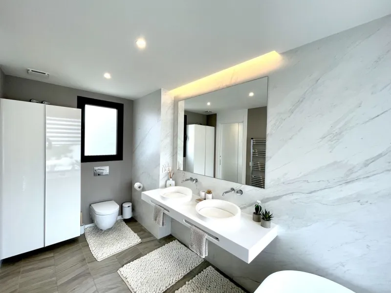 The Cape is an innovative residential project in Cabopino. This seaside wonder is located in the municipality of Marbella (Malaga), one of the most beautiful spots on Costa del Sol. The house is situated in a frontline golf, has 3 bedrooms all with en-sui
