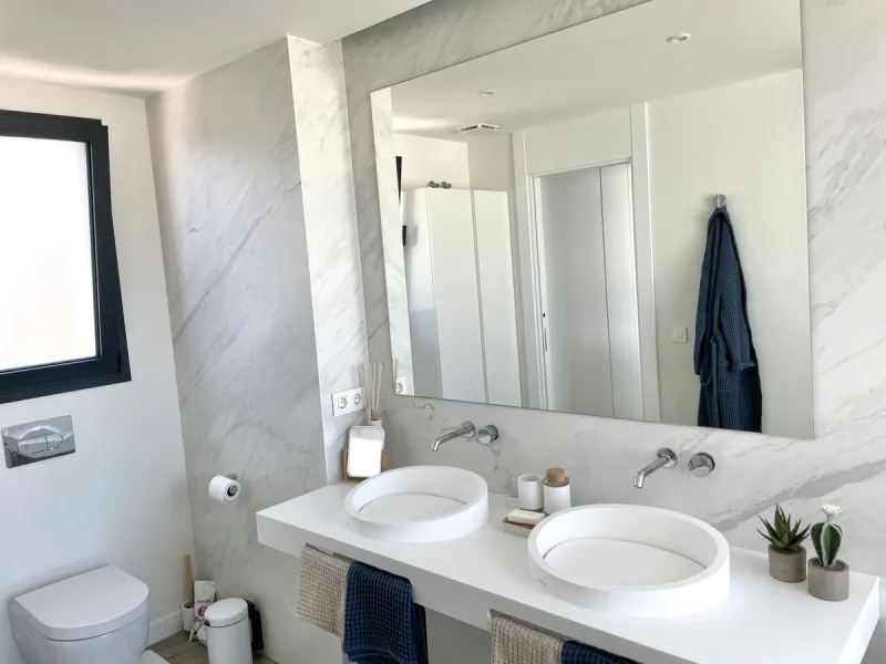 The Cape is an innovative residential project in Cabopino. This seaside wonder is located in the municipality of Marbella (Malaga), one of the most beautiful spots on Costa del Sol. The house is situated in a frontline golf, has 3 bedrooms all with en-sui