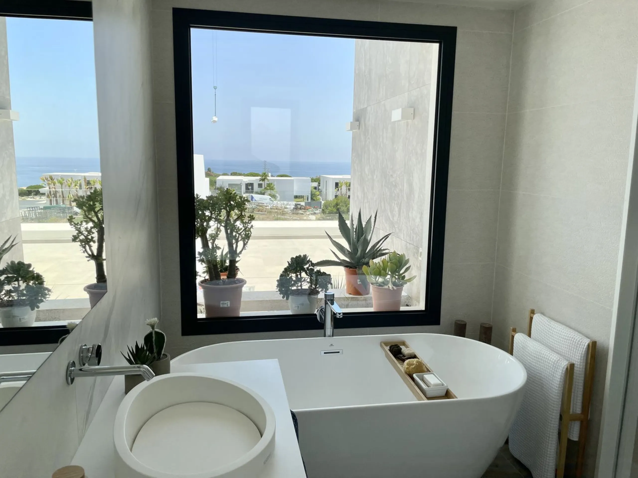 The Cape is an innovative residential project in Cabopino. This seaside wonder is located in the municipality of Marbella (Malaga), one of the most beautiful spots on Costa del Sol. The house is situated in a frontline golf, has 3 bedrooms all with en-sui