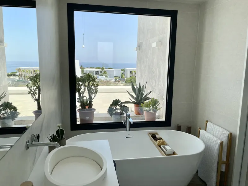 The Cape is an innovative residential project in Cabopino. This seaside wonder is located in the municipality of Marbella (Malaga), one of the most beautiful spots on Costa del Sol. The house is situated in a frontline golf, has 3 bedrooms all with en-sui