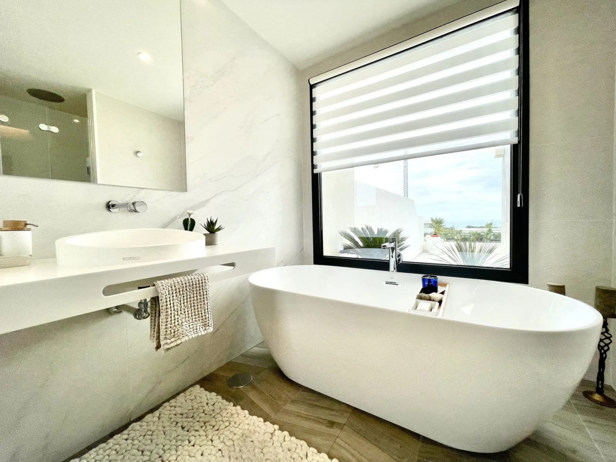 The Cape is an innovative residential project in Cabopino. This seaside wonder is located in the municipality of Marbella (Malaga), one of the most beautiful spots on Costa del Sol. The house is situated in a frontline golf, has 3 bedrooms all with en-sui