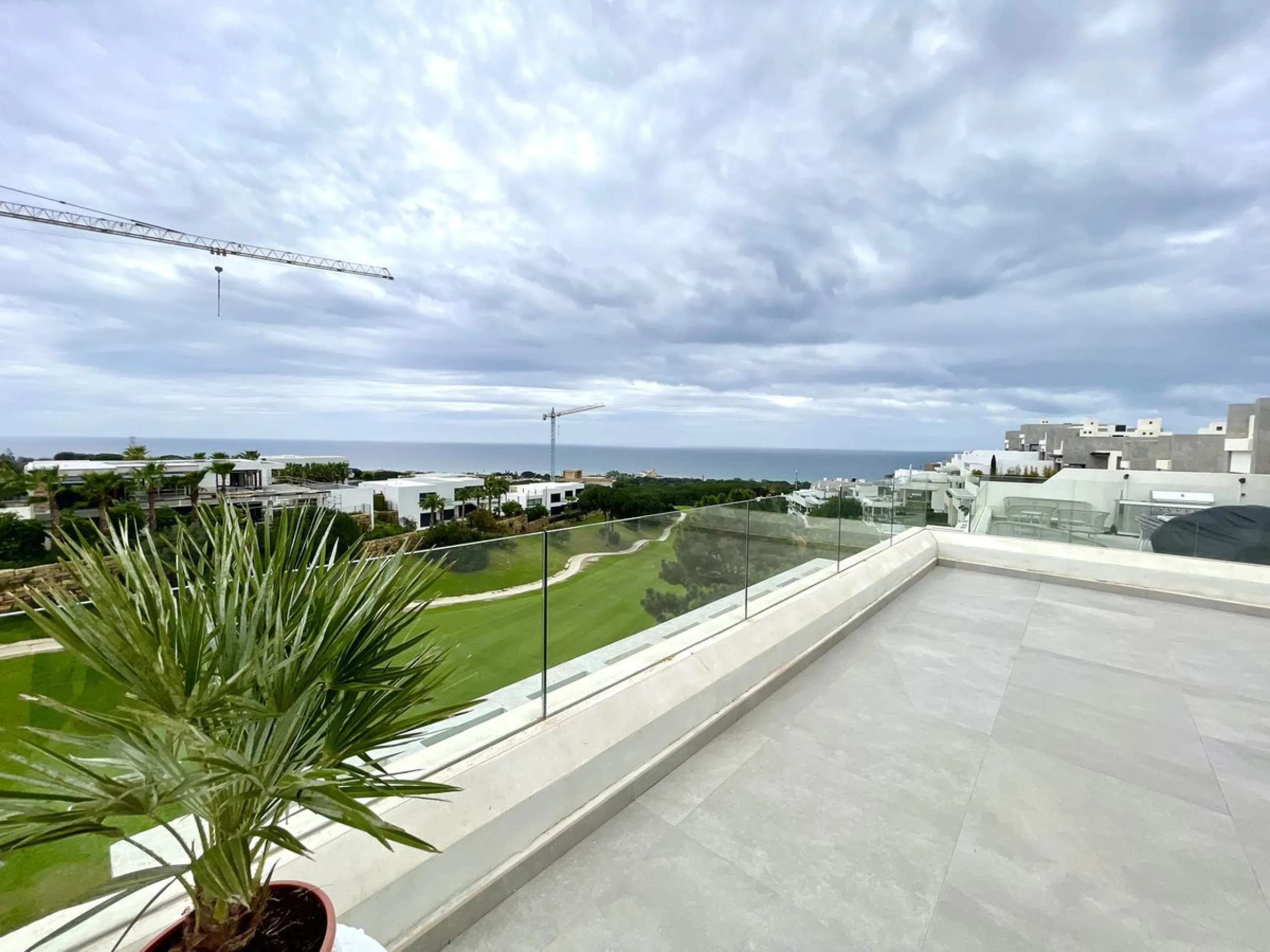 The Cape is an innovative residential project in Cabopino. This seaside wonder is located in the municipality of Marbella (Malaga), one of the most beautiful spots on Costa del Sol. The house is situated in a frontline golf, has 3 bedrooms all with en-sui