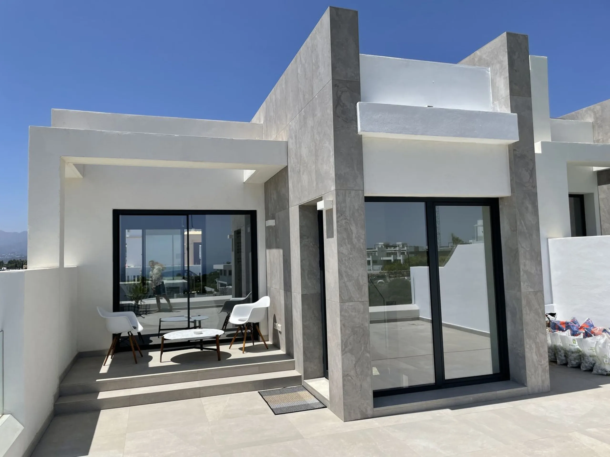 The Cape is an innovative residential project in Cabopino. This seaside wonder is located in the municipality of Marbella (Malaga), one of the most beautiful spots on Costa del Sol. The house is situated in a frontline golf, has 3 bedrooms all with en-sui