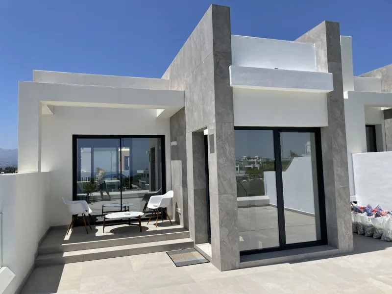 The Cape is an innovative residential project in Cabopino. This seaside wonder is located in the municipality of Marbella (Malaga), one of the most beautiful spots on Costa del Sol. The house is situated in a frontline golf, has 3 bedrooms all with en-sui