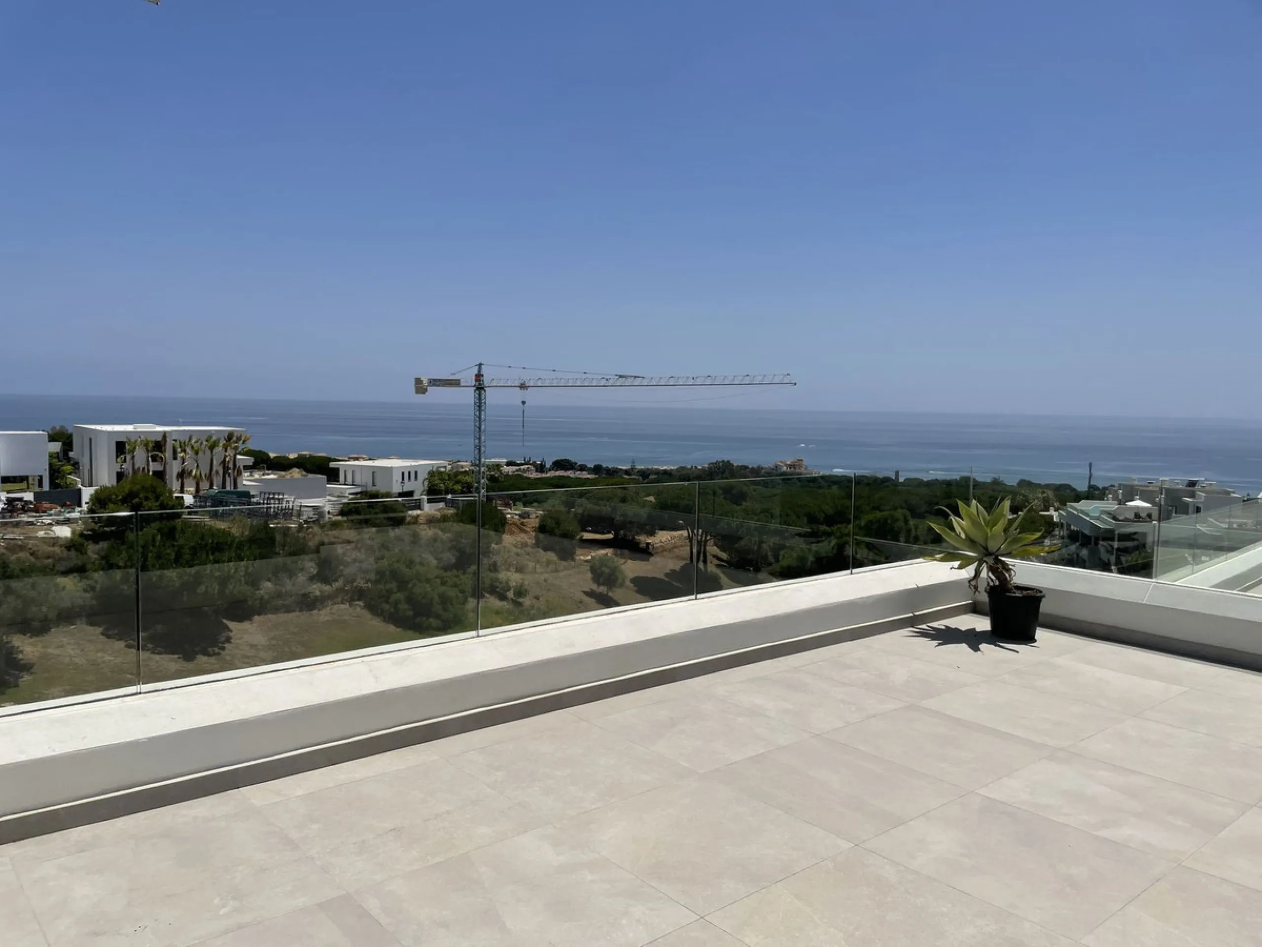 The Cape is an innovative residential project in Cabopino. This seaside wonder is located in the municipality of Marbella (Malaga), one of the most beautiful spots on Costa del Sol. The house is situated in a frontline golf, has 3 bedrooms all with en-sui