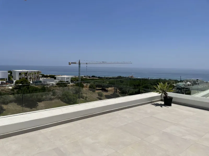 The Cape is an innovative residential project in Cabopino. This seaside wonder is located in the municipality of Marbella (Malaga), one of the most beautiful spots on Costa del Sol. The house is situated in a frontline golf, has 3 bedrooms all with en-sui