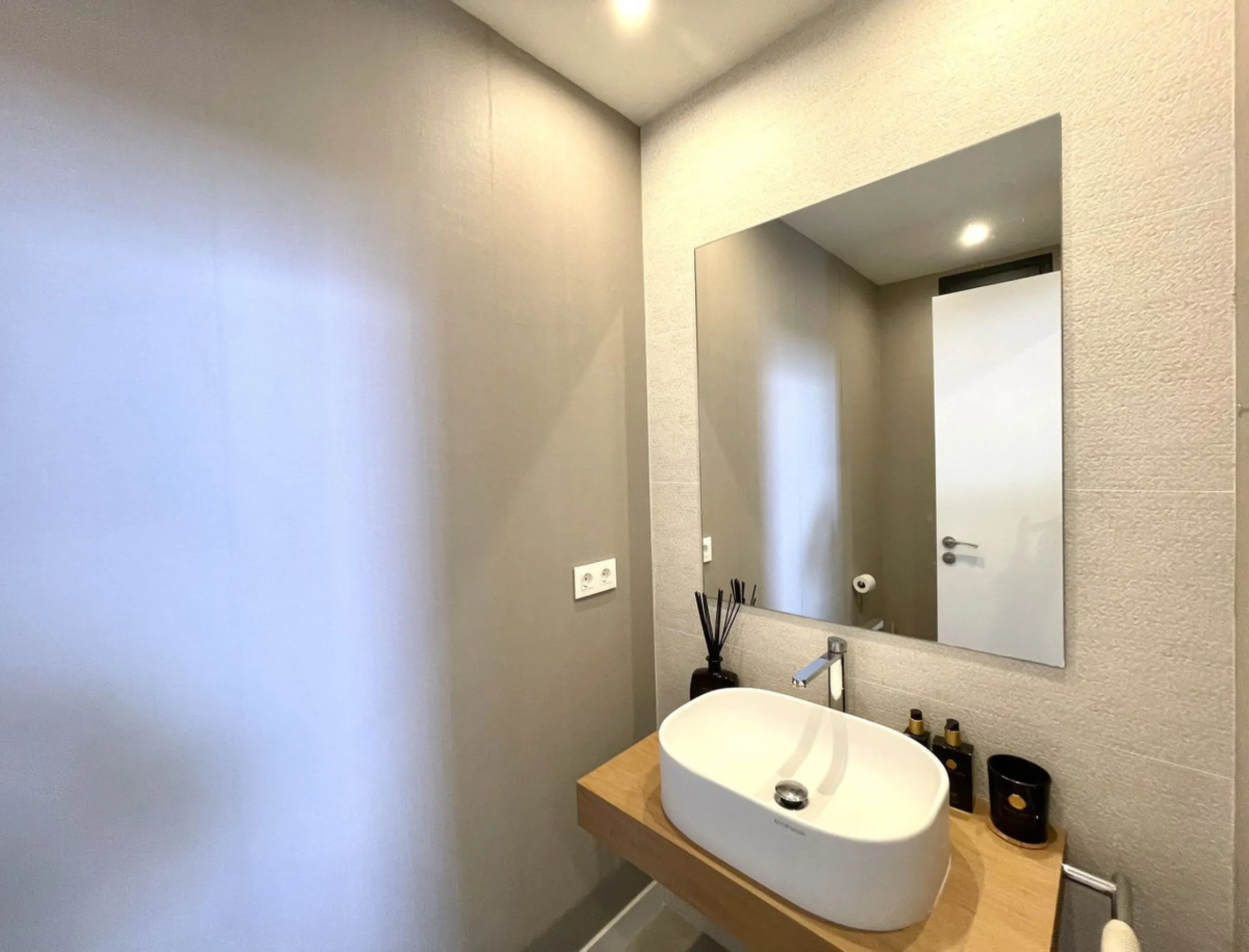 The Cape is an innovative residential project in Cabopino. This seaside wonder is located in the municipality of Marbella (Malaga), one of the most beautiful spots on Costa del Sol. The house is situated in a frontline golf, has 3 bedrooms all with en-sui