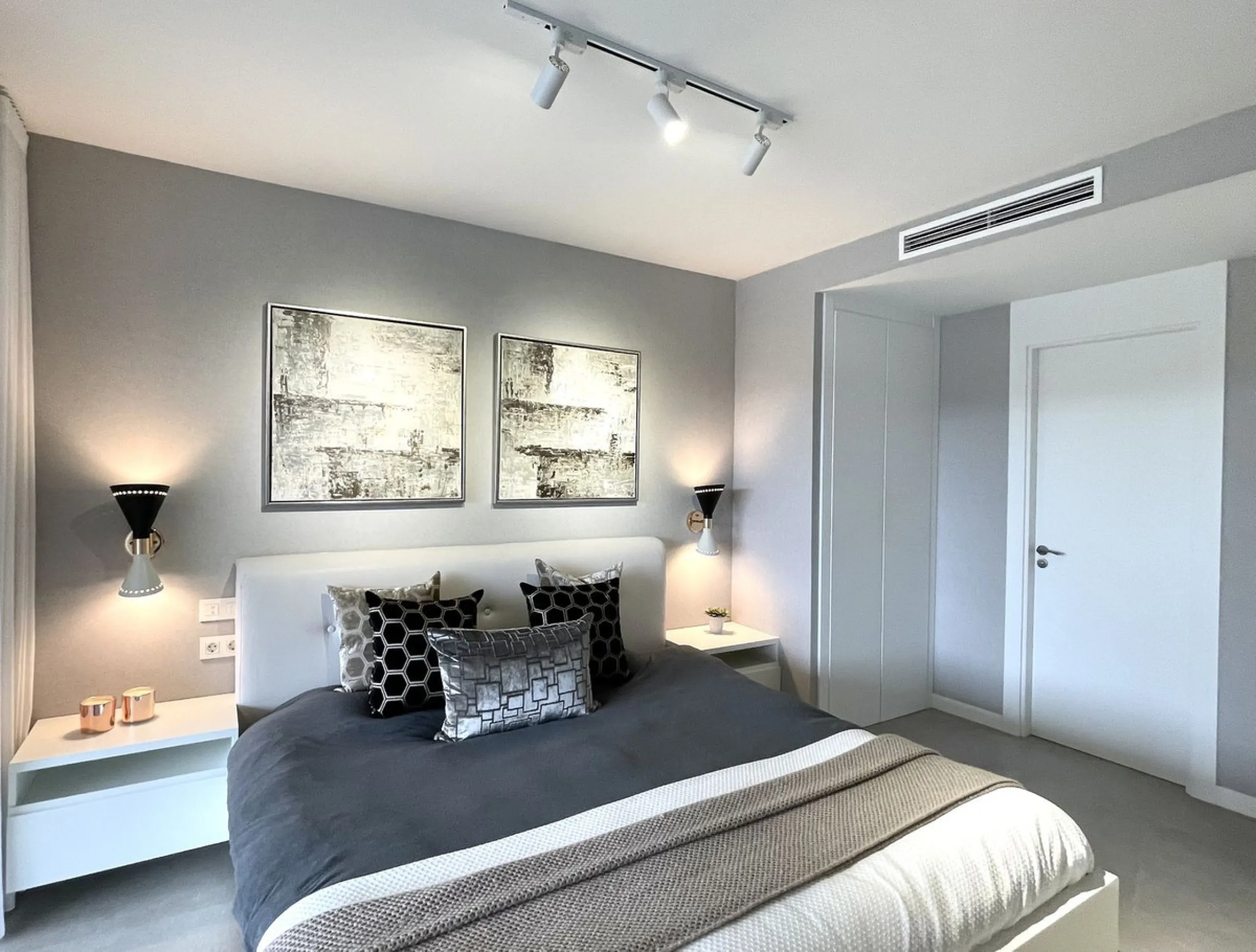 The Cape is an innovative residential project in Cabopino. This seaside wonder is located in the municipality of Marbella (Malaga), one of the most beautiful spots on Costa del Sol. The house is situated in a frontline golf, has 3 bedrooms all with en-sui