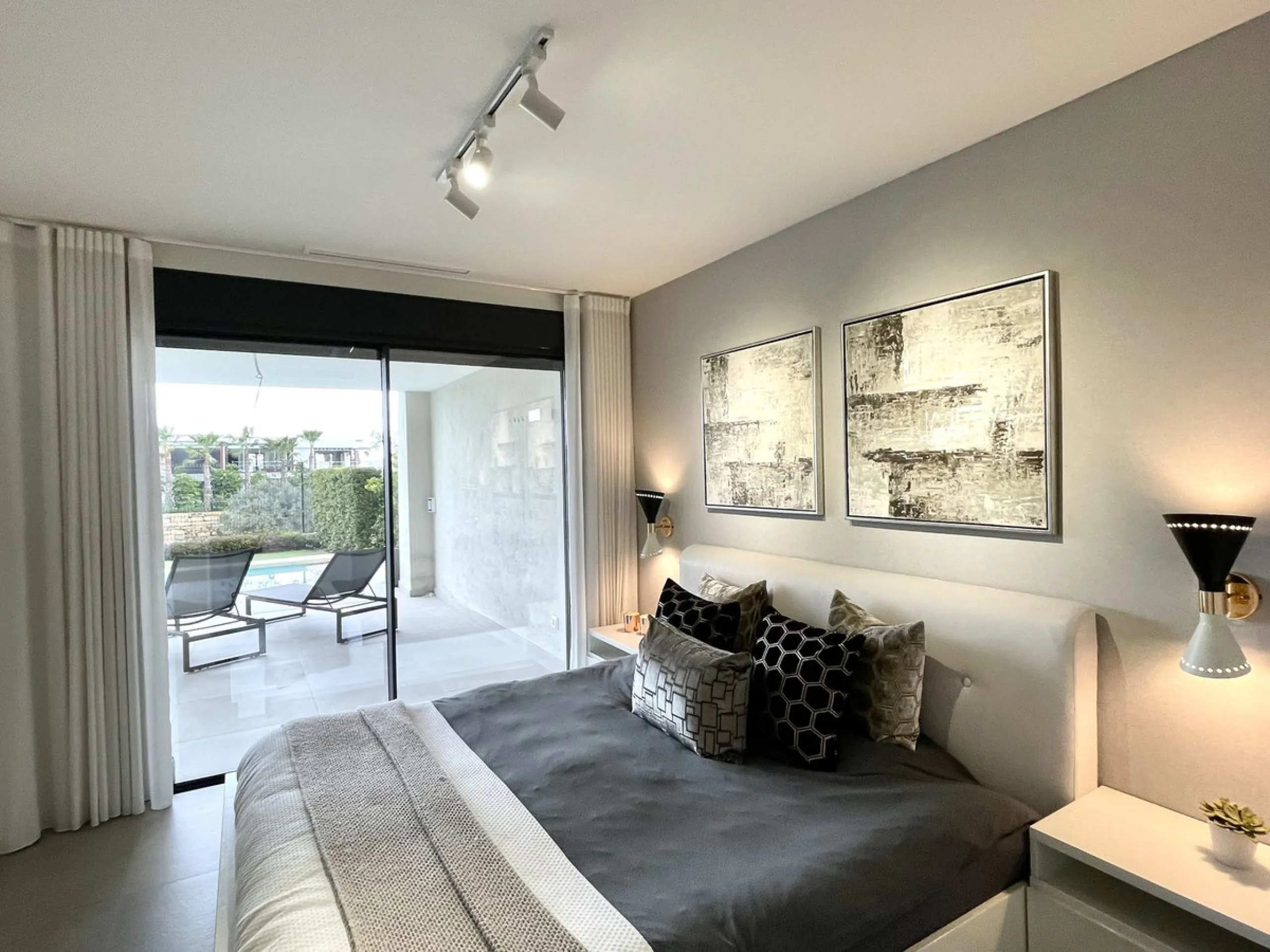 The Cape is an innovative residential project in Cabopino. This seaside wonder is located in the municipality of Marbella (Malaga), one of the most beautiful spots on Costa del Sol. The house is situated in a frontline golf, has 3 bedrooms all with en-sui