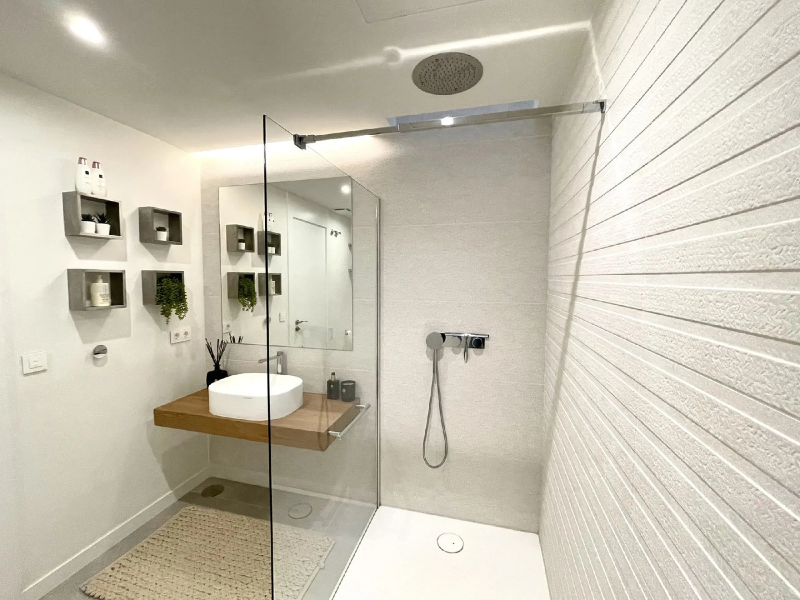 The Cape is an innovative residential project in Cabopino. This seaside wonder is located in the municipality of Marbella (Malaga), one of the most beautiful spots on Costa del Sol. The house is situated in a frontline golf, has 3 bedrooms all with en-sui
