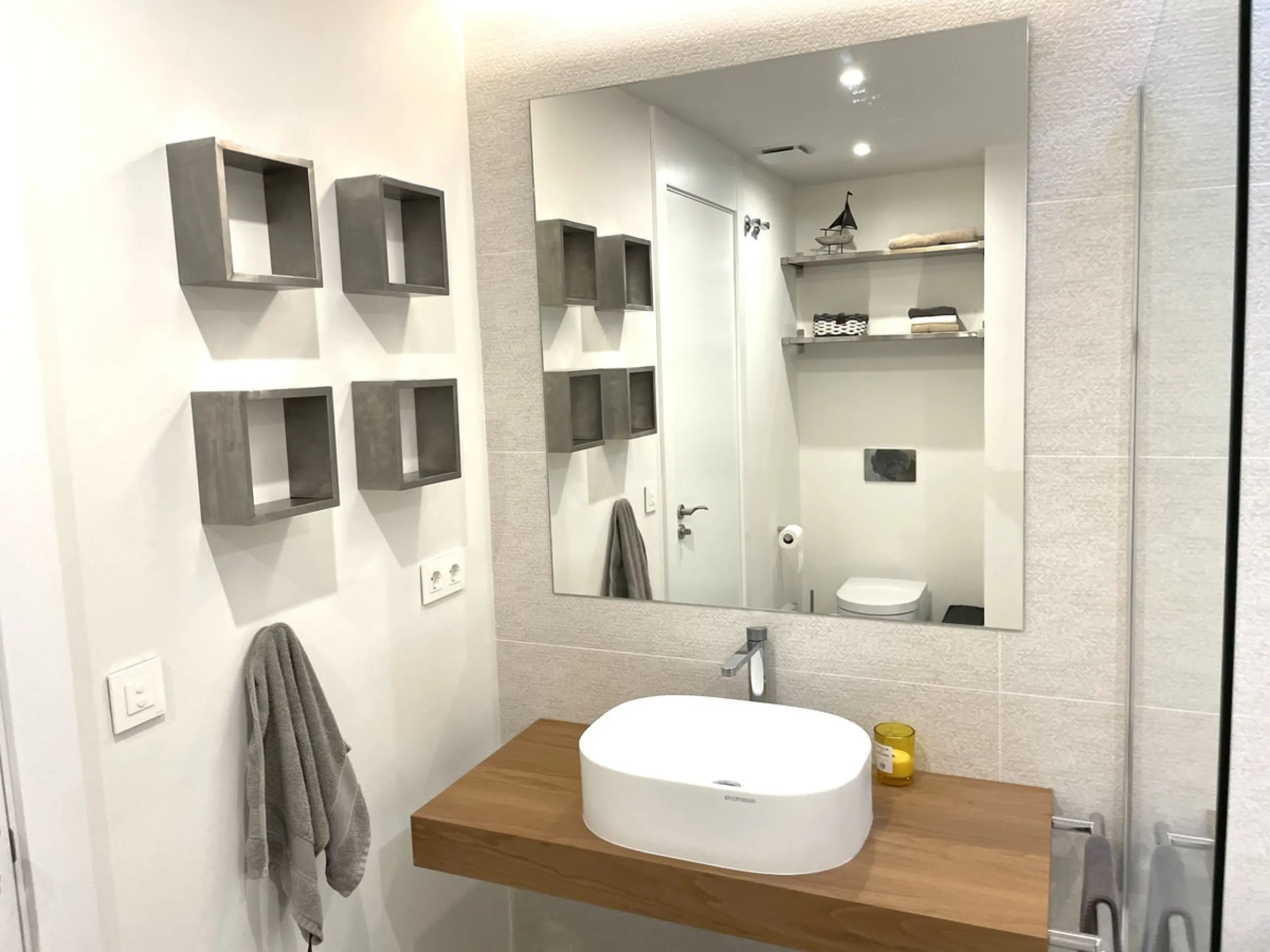 The Cape is an innovative residential project in Cabopino. This seaside wonder is located in the municipality of Marbella (Malaga), one of the most beautiful spots on Costa del Sol. The house is situated in a frontline golf, has 3 bedrooms all with en-sui