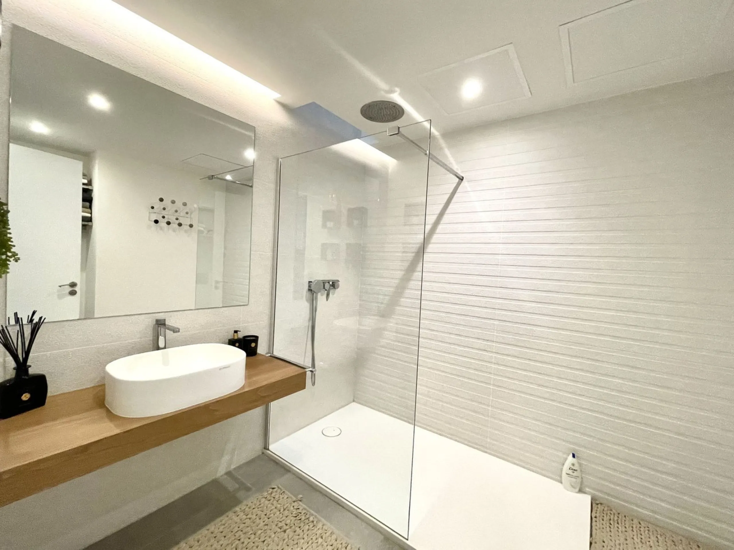 The Cape is an innovative residential project in Cabopino. This seaside wonder is located in the municipality of Marbella (Malaga), one of the most beautiful spots on Costa del Sol. The house is situated in a frontline golf, has 3 bedrooms all with en-sui