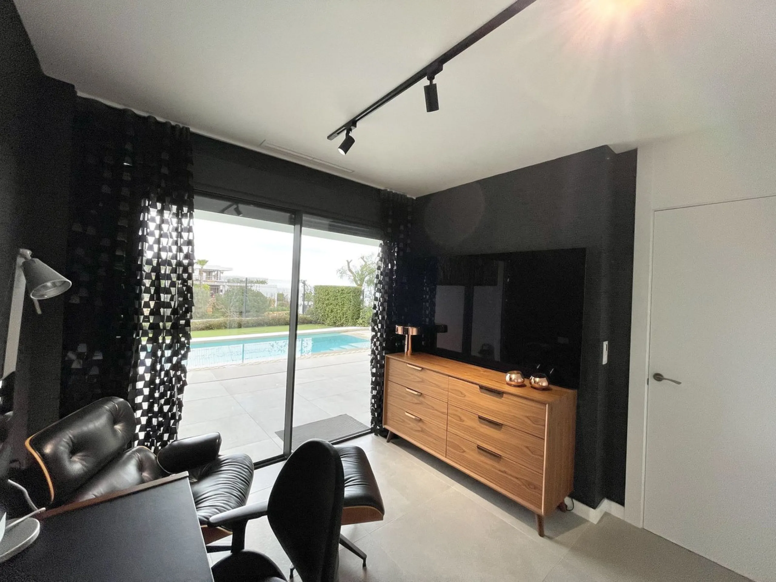 The Cape is an innovative residential project in Cabopino. This seaside wonder is located in the municipality of Marbella (Malaga), one of the most beautiful spots on Costa del Sol. The house is situated in a frontline golf, has 3 bedrooms all with en-sui
