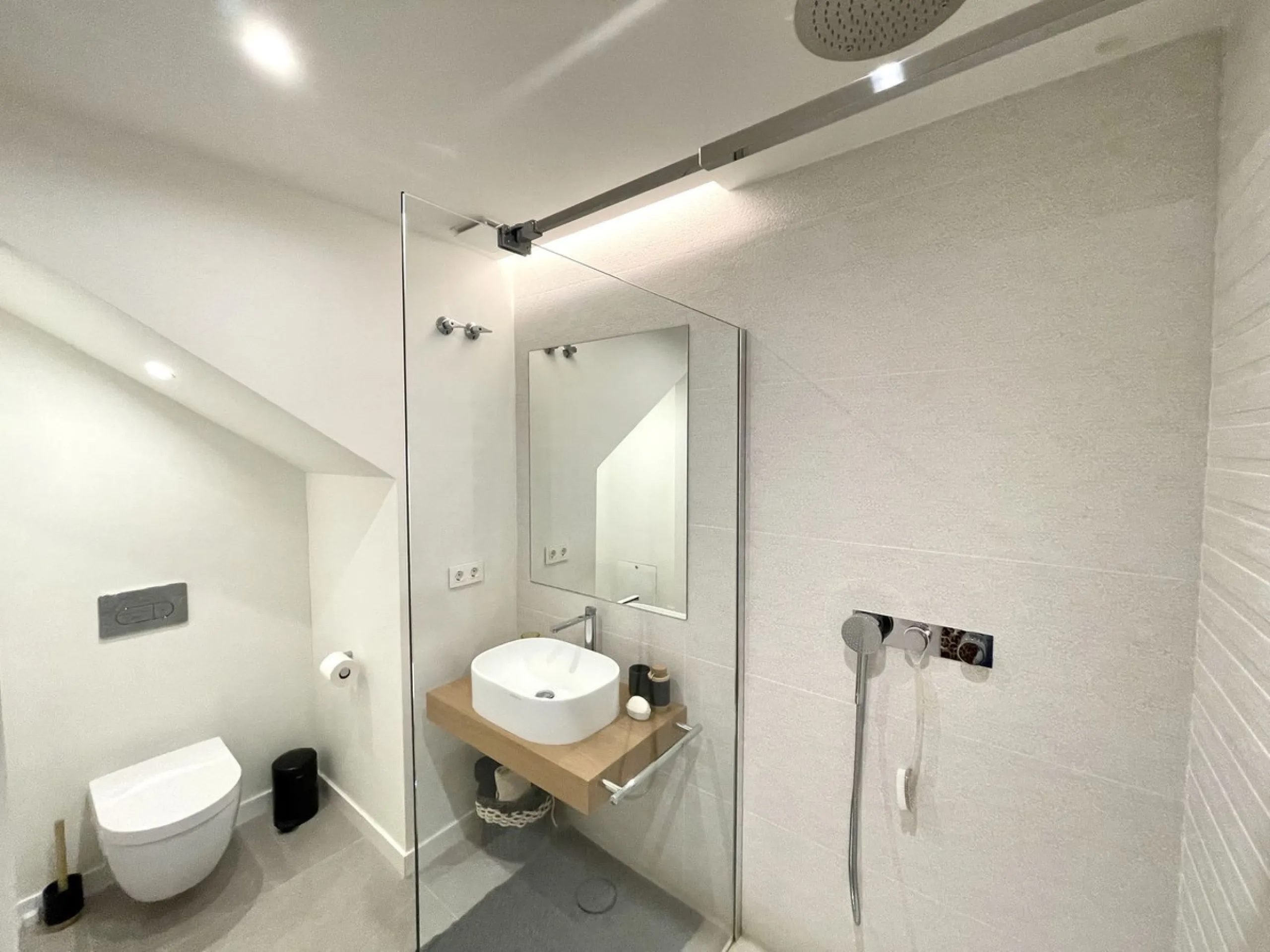 The Cape is an innovative residential project in Cabopino. This seaside wonder is located in the municipality of Marbella (Malaga), one of the most beautiful spots on Costa del Sol. The house is situated in a frontline golf, has 3 bedrooms all with en-sui