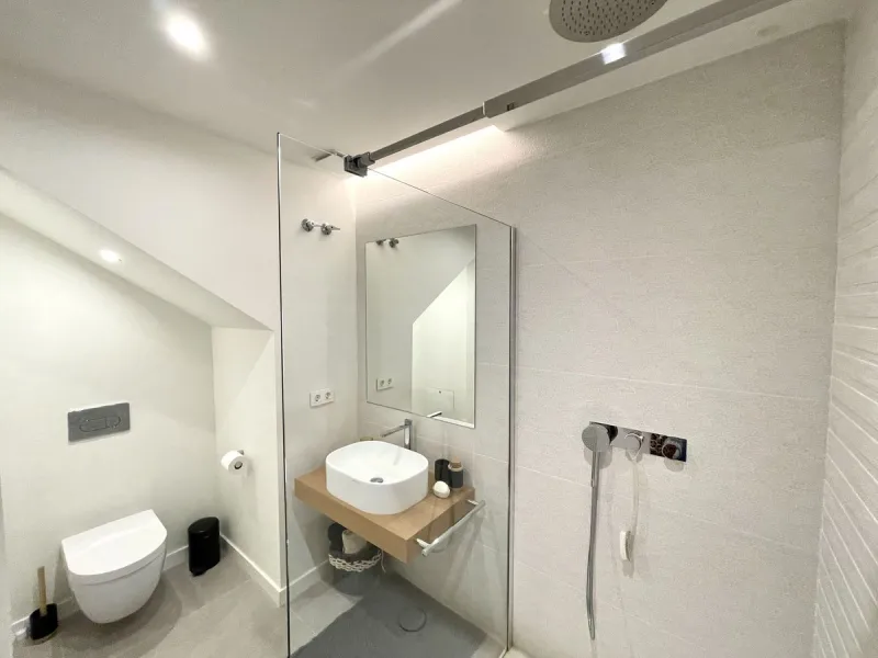 The Cape is an innovative residential project in Cabopino. This seaside wonder is located in the municipality of Marbella (Malaga), one of the most beautiful spots on Costa del Sol. The house is situated in a frontline golf, has 3 bedrooms all with en-sui