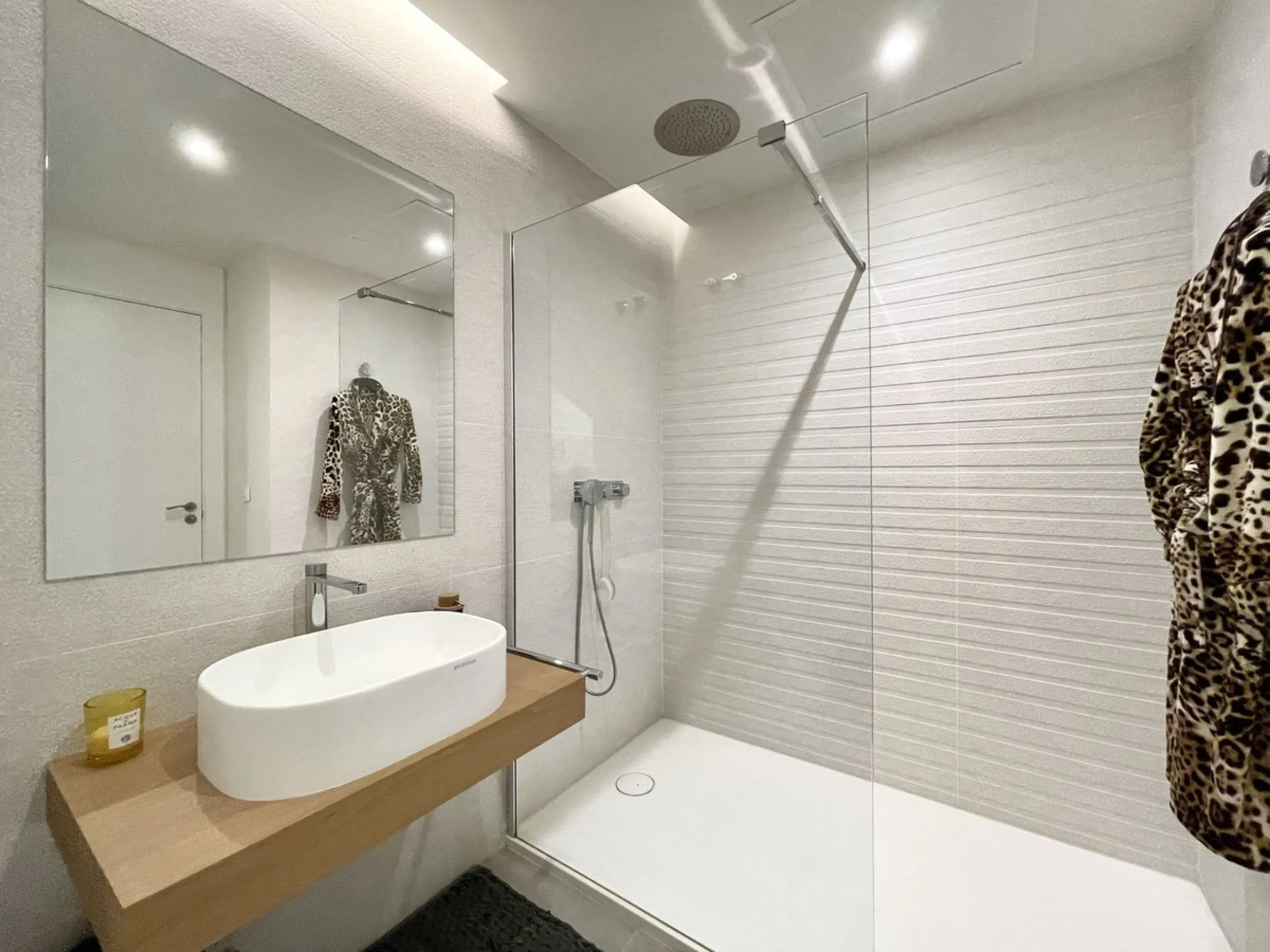 The Cape is an innovative residential project in Cabopino. This seaside wonder is located in the municipality of Marbella (Malaga), one of the most beautiful spots on Costa del Sol. The house is situated in a frontline golf, has 3 bedrooms all with en-sui