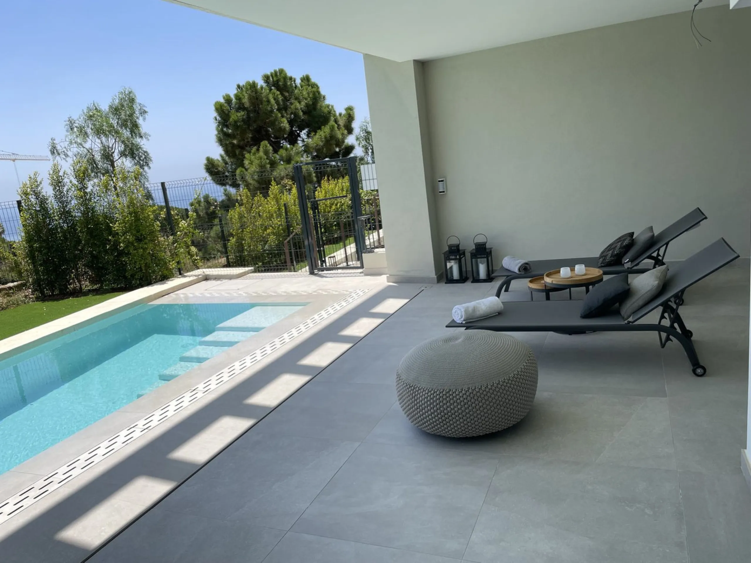 The Cape is an innovative residential project in Cabopino. This seaside wonder is located in the municipality of Marbella (Malaga), one of the most beautiful spots on Costa del Sol. The house is situated in a frontline golf, has 3 bedrooms all with en-sui
