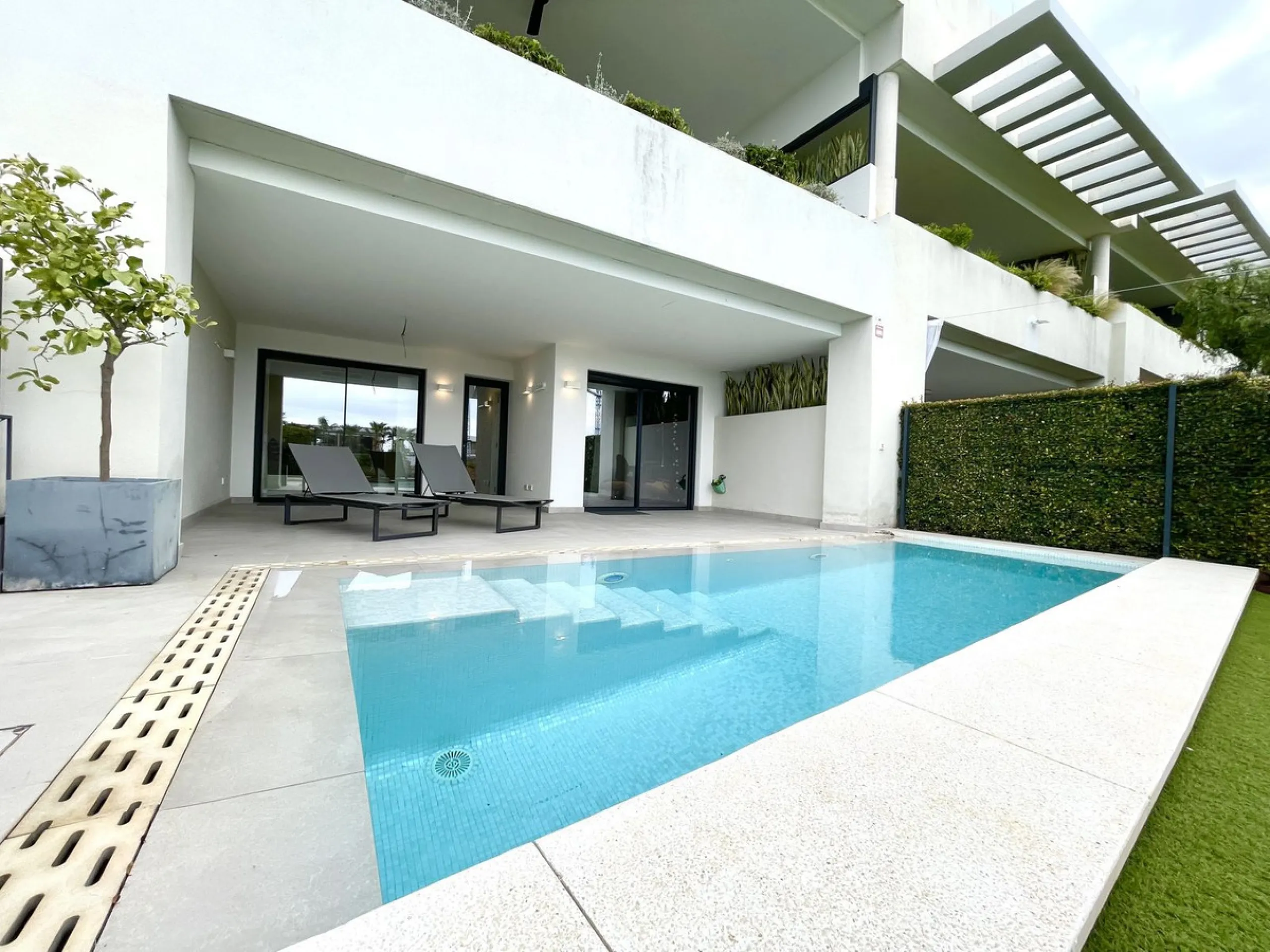 The Cape is an innovative residential project in Cabopino. This seaside wonder is located in the municipality of Marbella (Malaga), one of the most beautiful spots on Costa del Sol. The house is situated in a frontline golf, has 3 bedrooms all with en-sui
