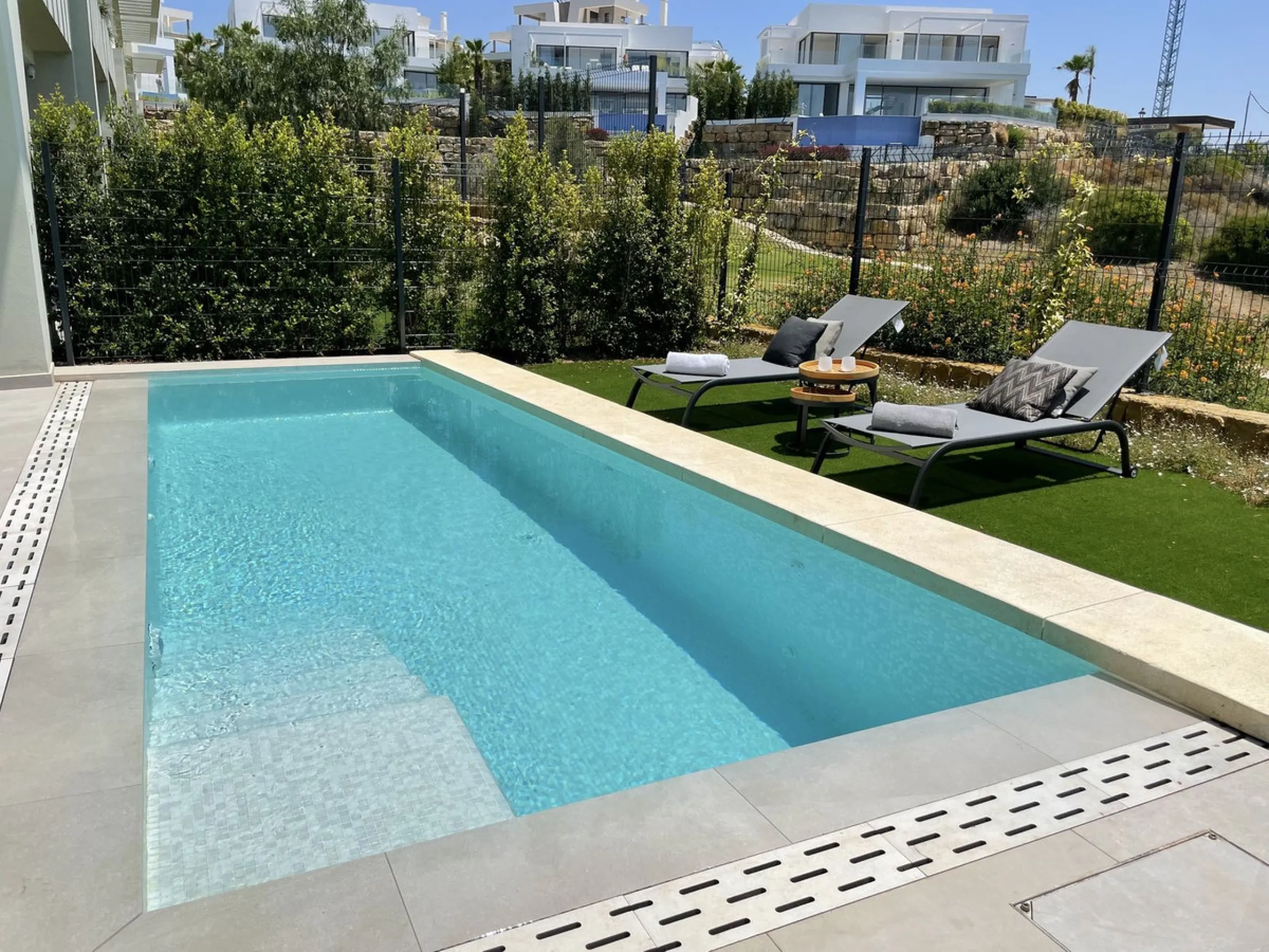 The Cape is an innovative residential project in Cabopino. This seaside wonder is located in the municipality of Marbella (Malaga), one of the most beautiful spots on Costa del Sol. The house is situated in a frontline golf, has 3 bedrooms all with en-sui