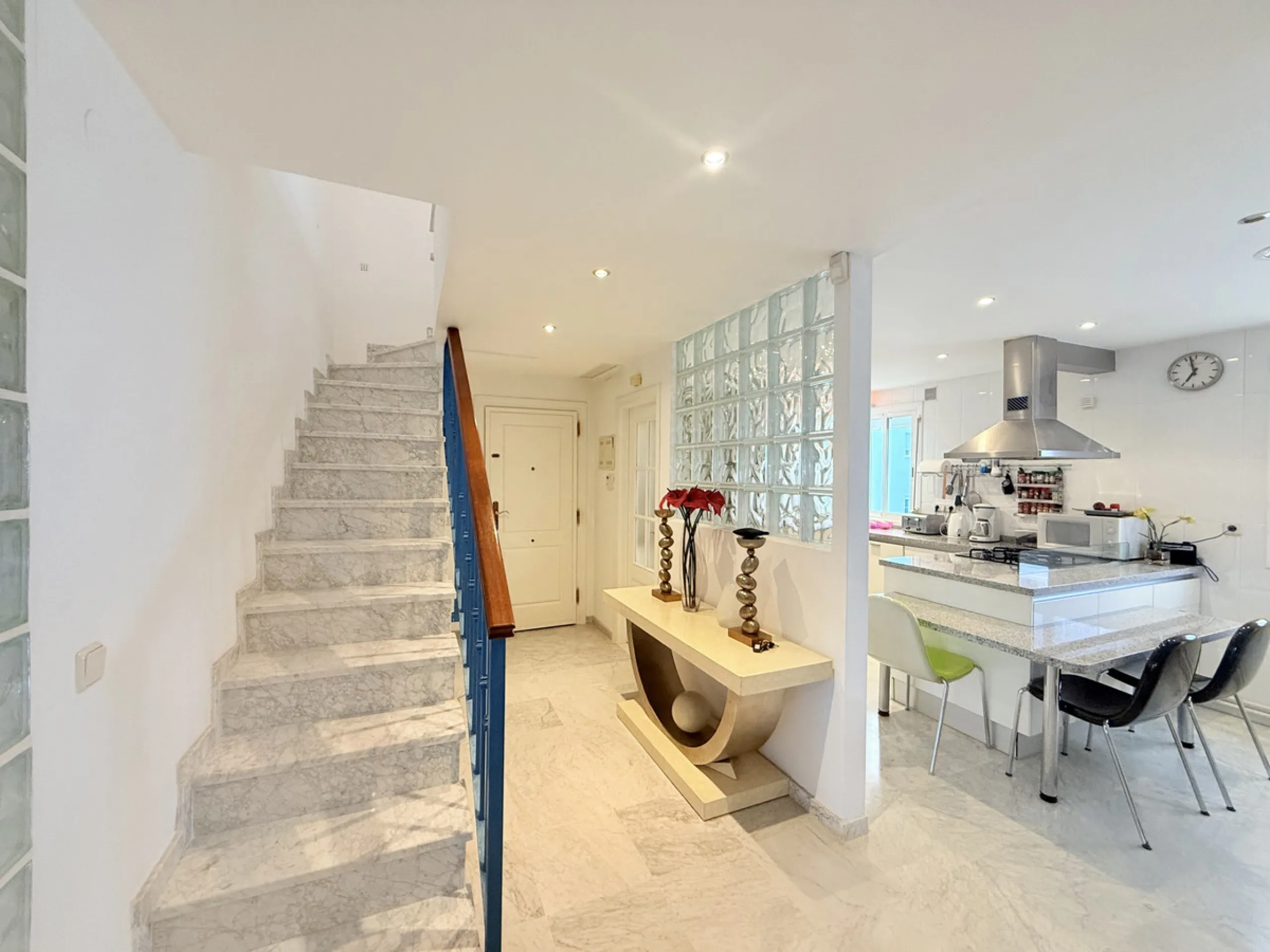 Apartment - Penthouse в продаже в Marbella, Málaga. В доме 4 спален и 3 ванных комнат. Площадь дома 199 м²