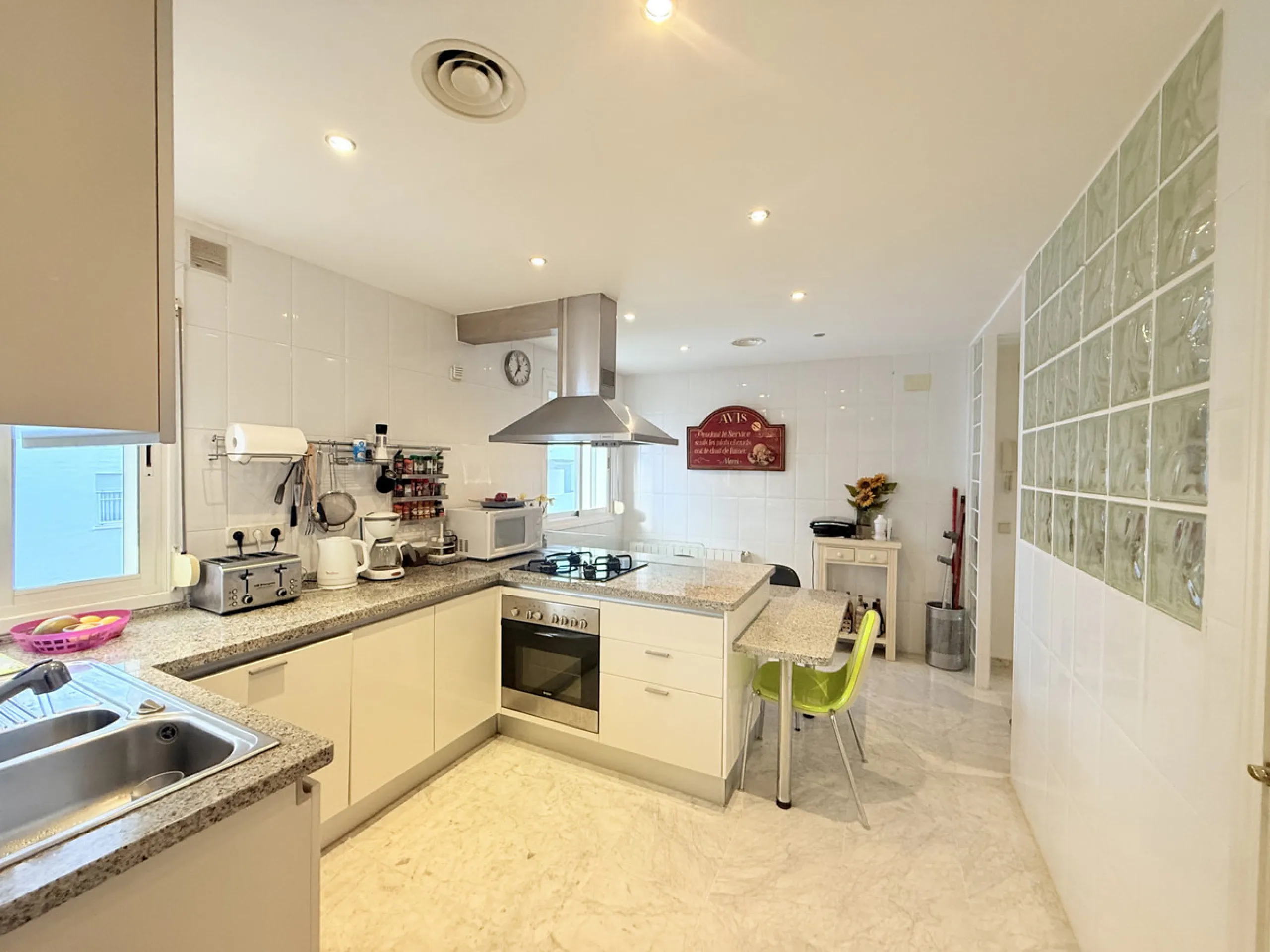 Apartment - Penthouse в продаже в Marbella, Málaga. В доме 4 спален и 3 ванных комнат. Площадь дома 199 м²