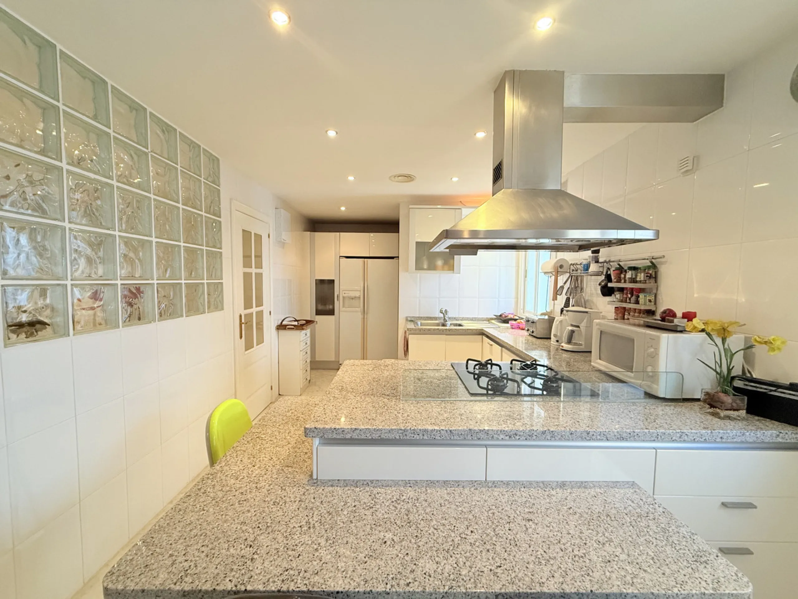 Apartment - Penthouse в продаже в Marbella, Málaga. В доме 4 спален и 3 ванных комнат. Площадь дома 199 м²