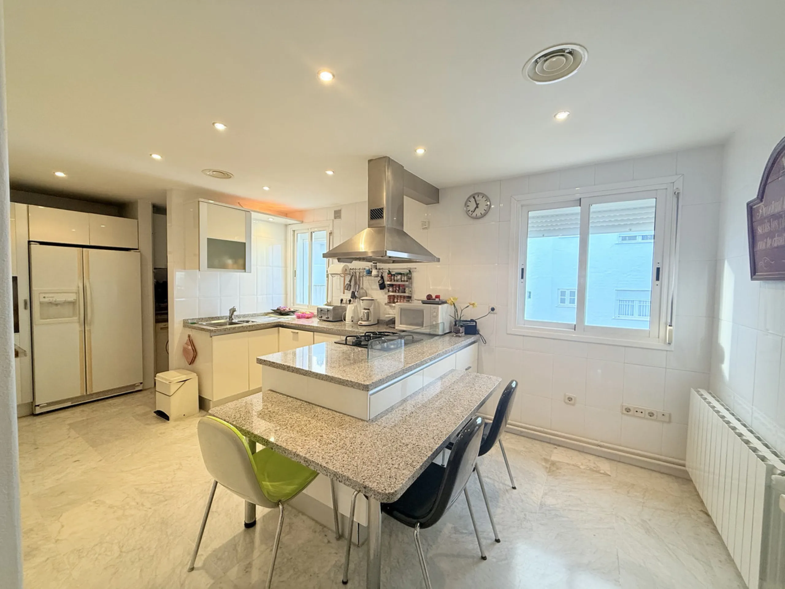 Apartment - Penthouse в продаже в Marbella, Málaga. В доме 4 спален и 3 ванных комнат. Площадь дома 199 м²