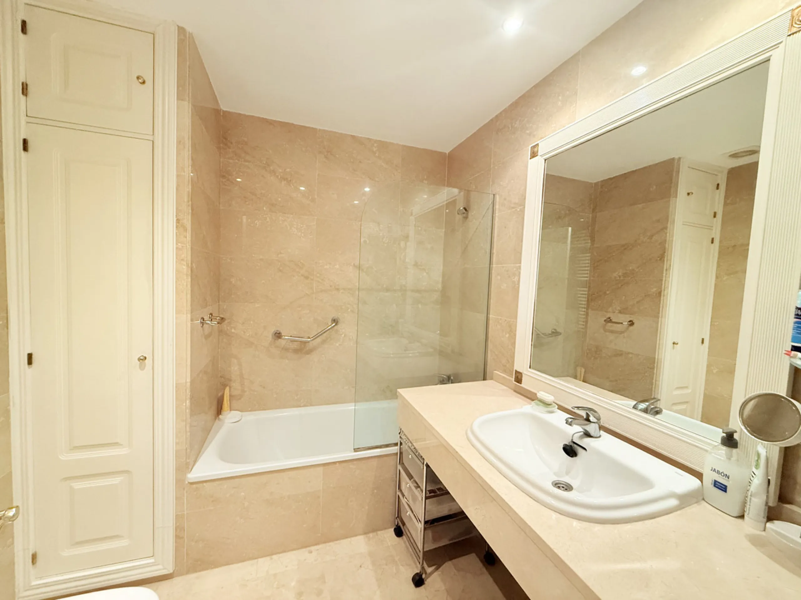 Apartment - Penthouse в продаже в Marbella, Málaga. В доме 4 спален и 3 ванных комнат. Площадь дома 199 м²